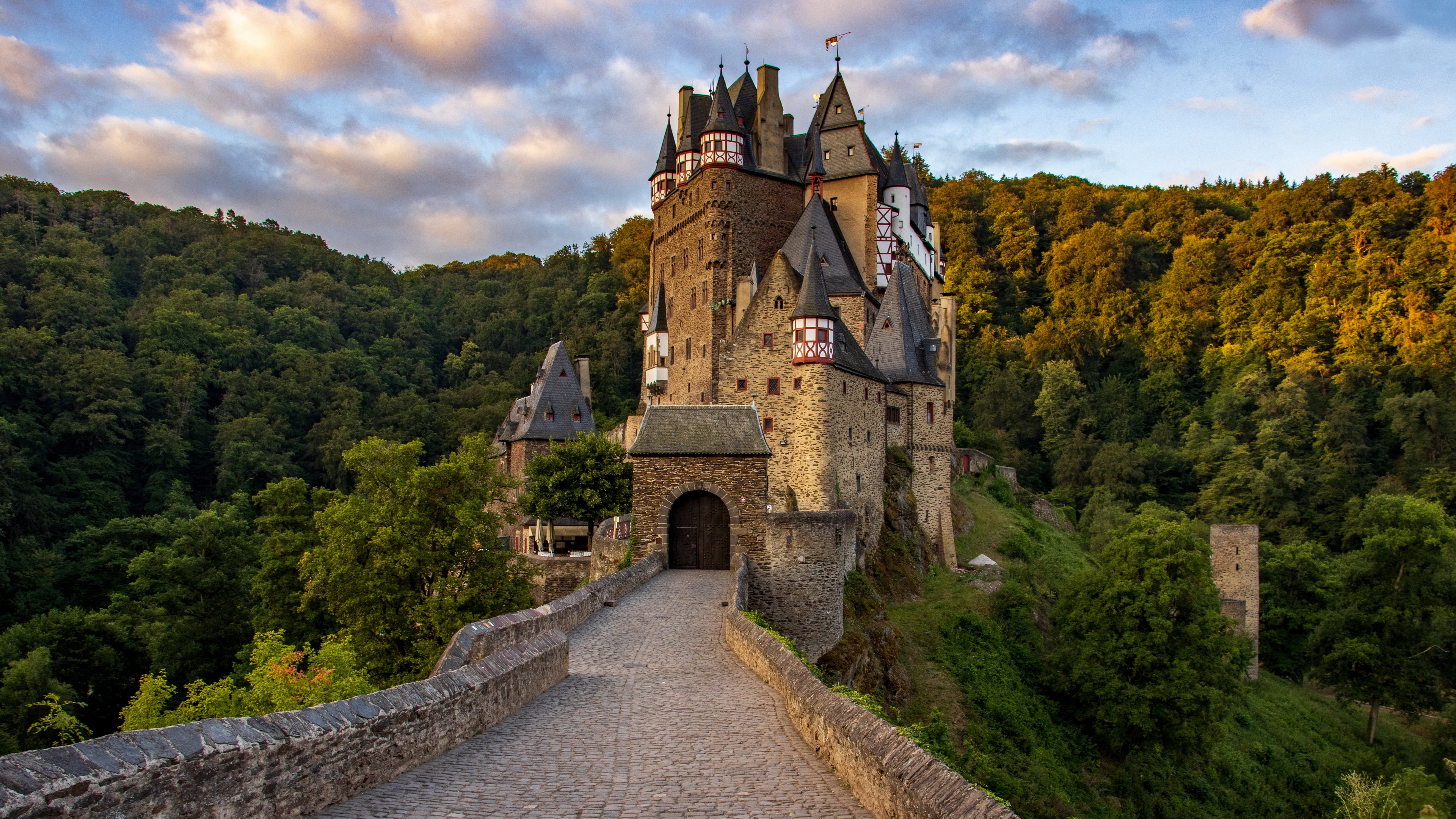 Обои на стол замки. Замок Эльц, Виршем, Германия. Замок Бург Эльц Германия. Замок Эльц, Германия (XII век). Замок Эльц Бавария.