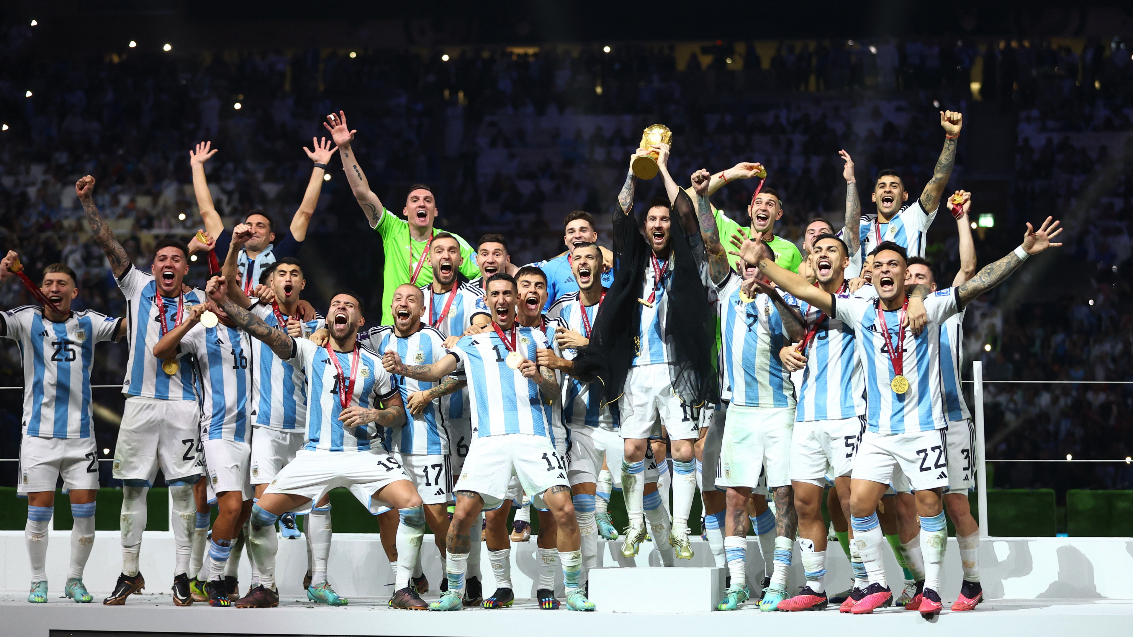 Футбол аргентины 2023. Месси Аргентина 2022 чемпион. Энцо Фернандес сборная Аргентины 2022. Аргентина чемпион 2022.