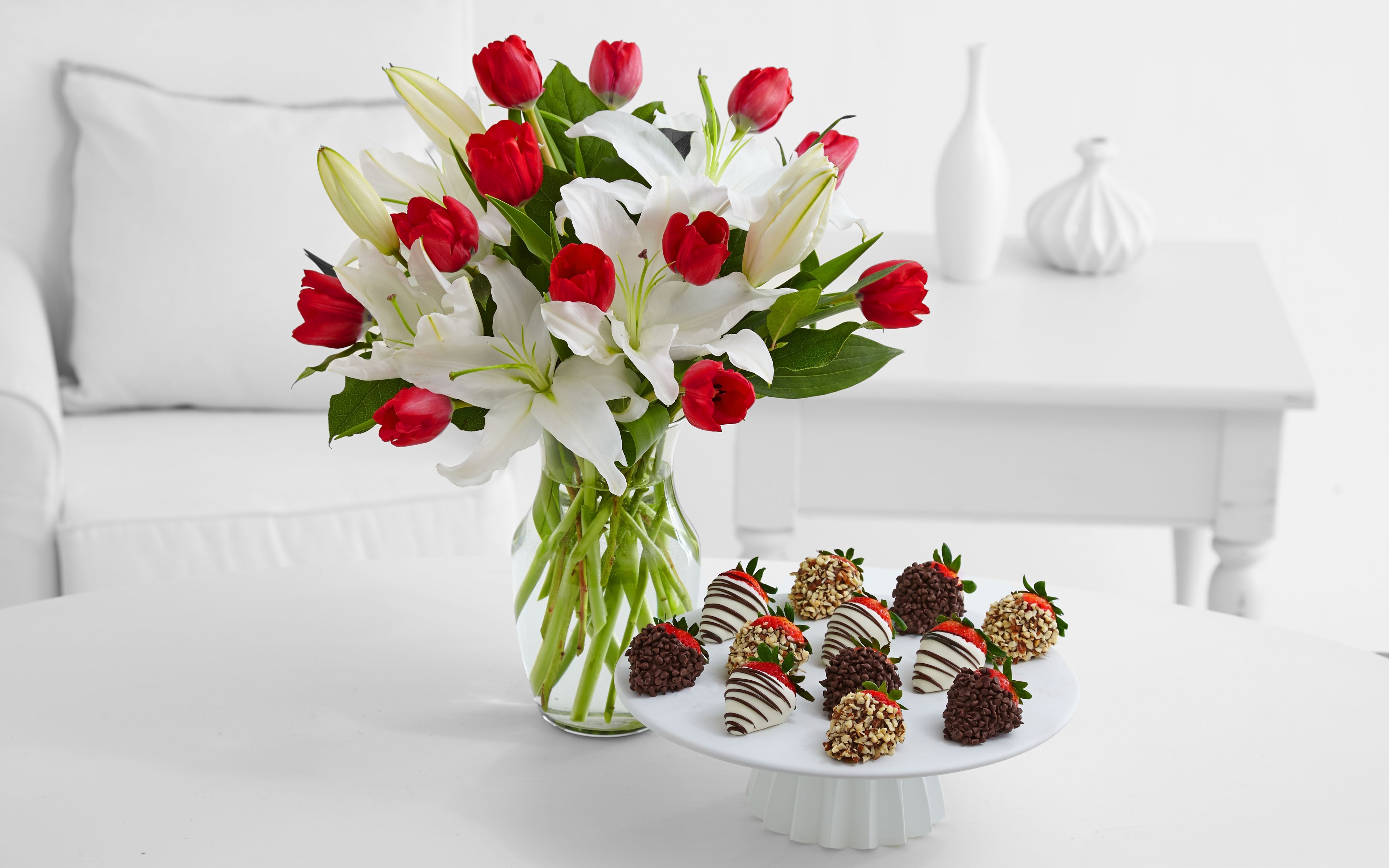 Картинка с цветами на столе. Букет на столе. Букет цветов на столе. Букет тюльпанов. Цветы с конфетами.