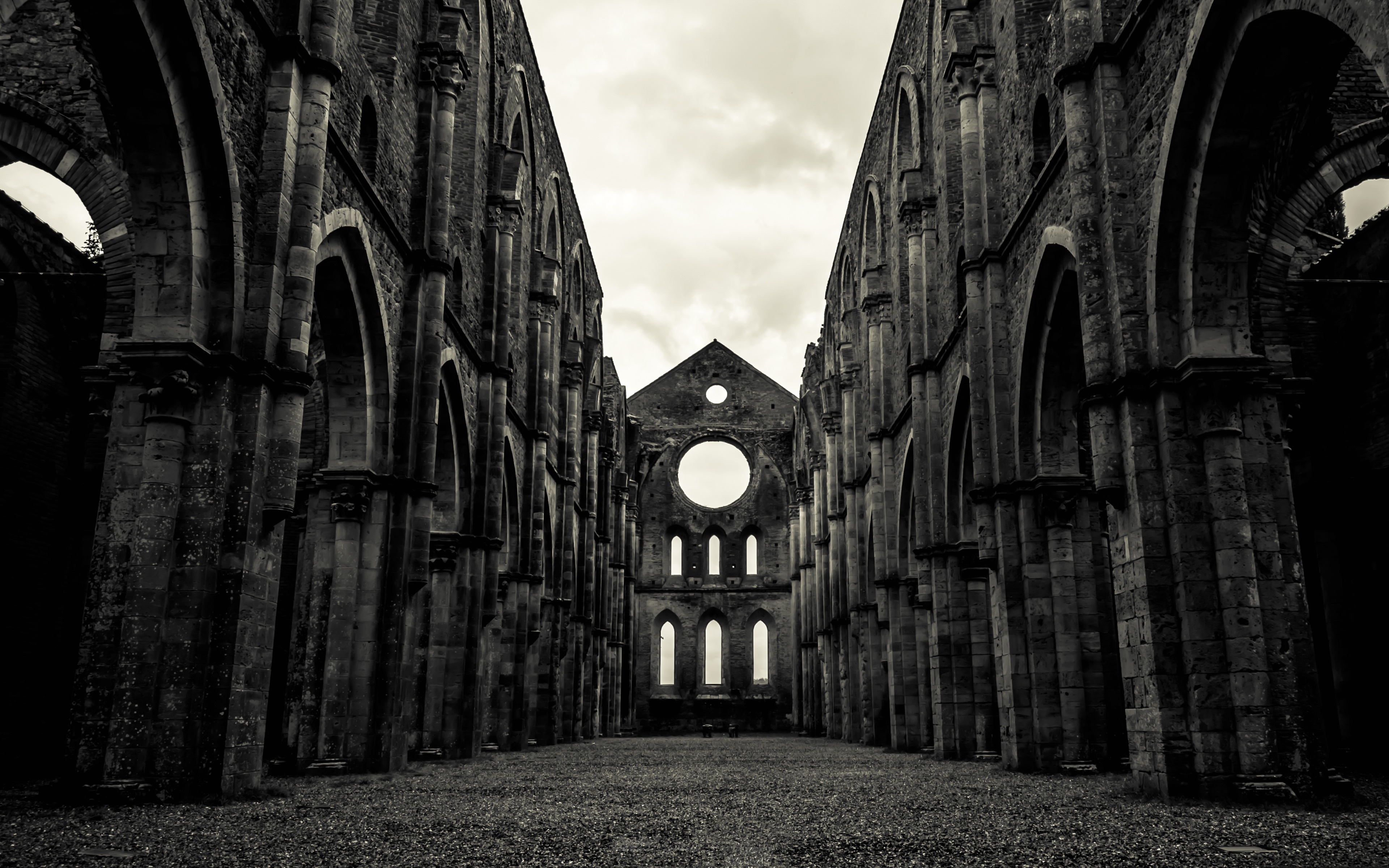 Темная арка. Готика в Тоскане. Готика архитектура руины. 1920 768 Готика архитектура. Руины готического собора.