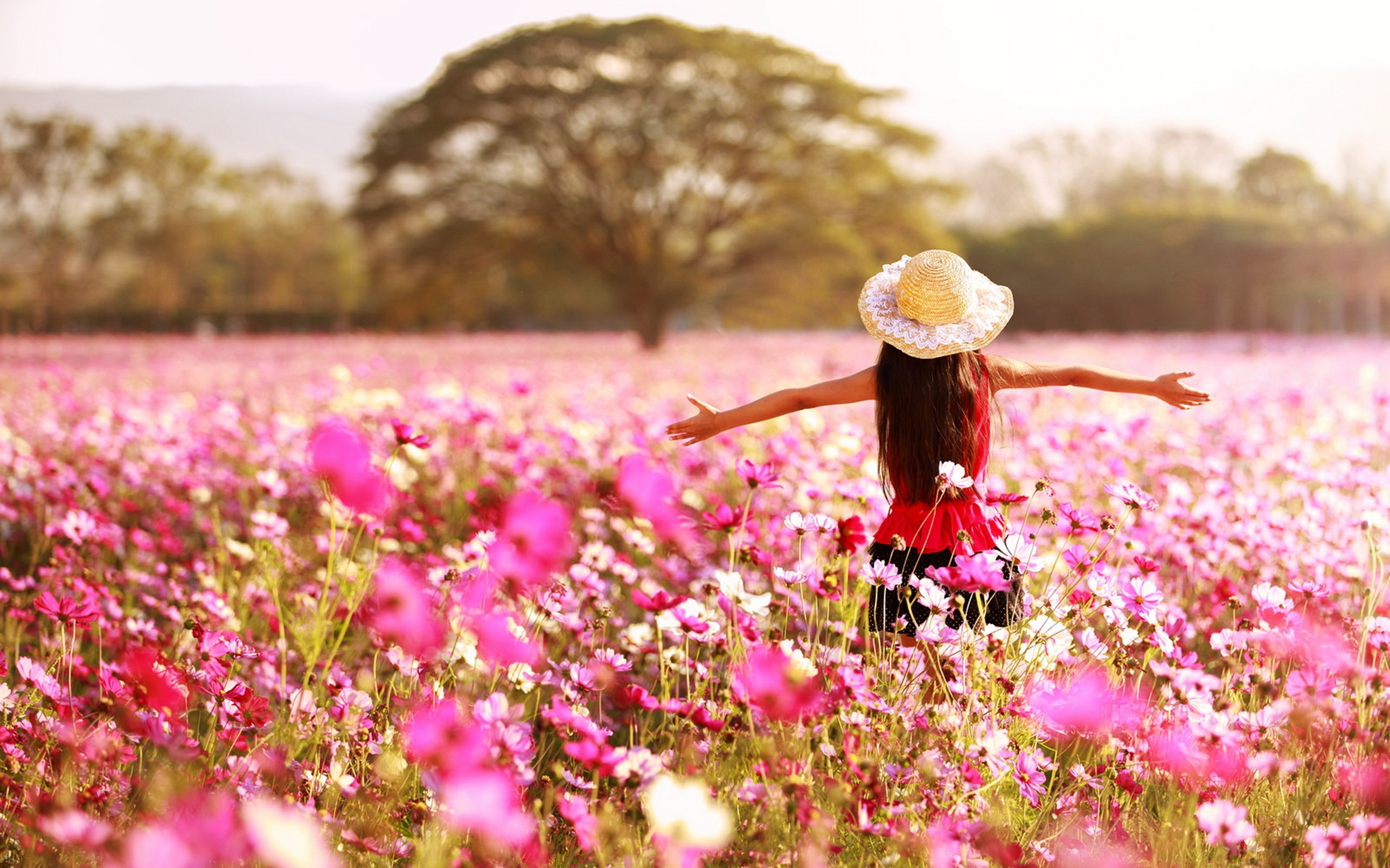 Обои для лета для девочек. Девушка в цветочном поле. Женщина в цветах. Лето красота. Радость жизни природа.