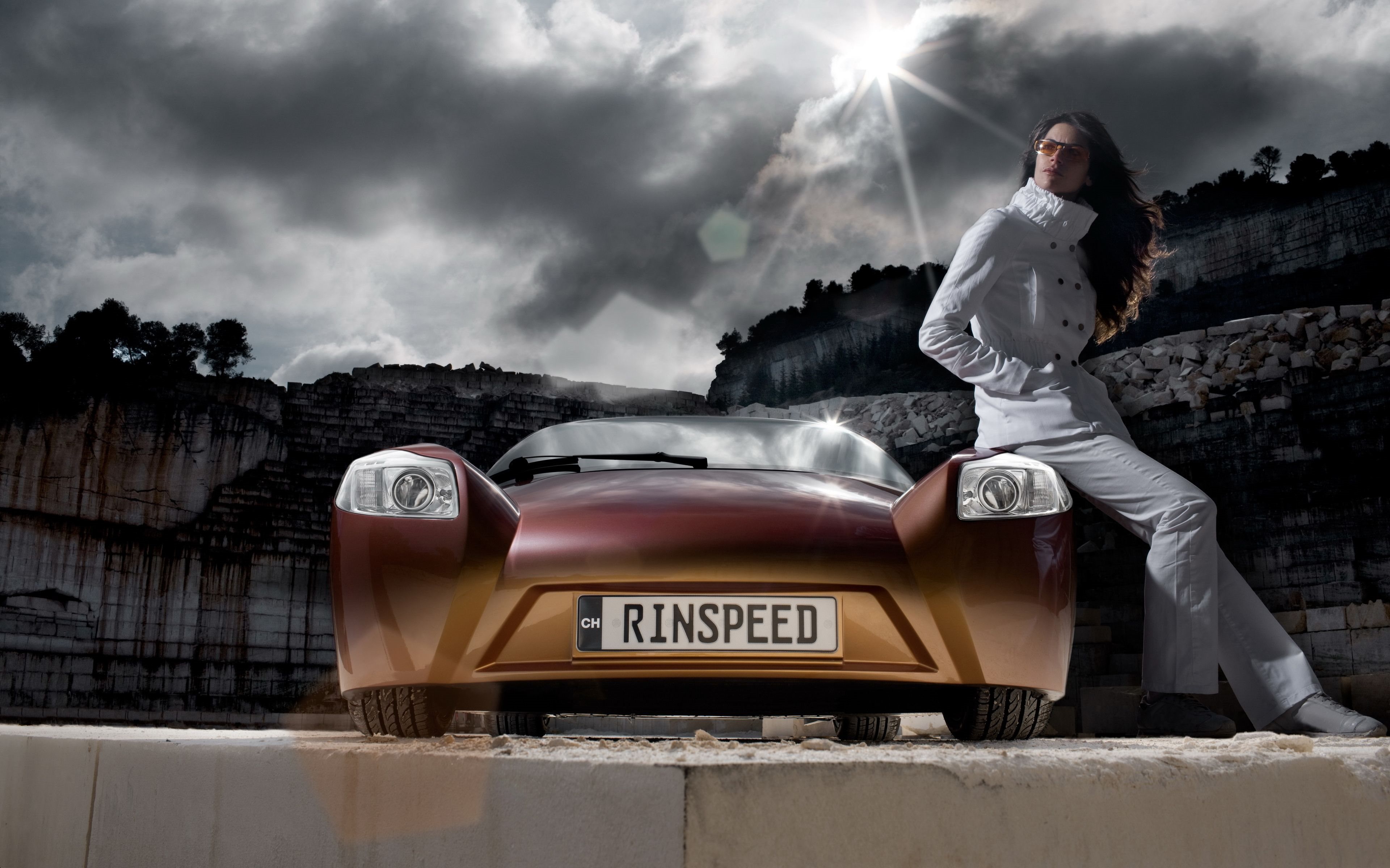 Женщина на капоте. Rinspeed 2020. Rinspeed ICHANGE. Девушки и автомобили. Фотосессия с машиной.