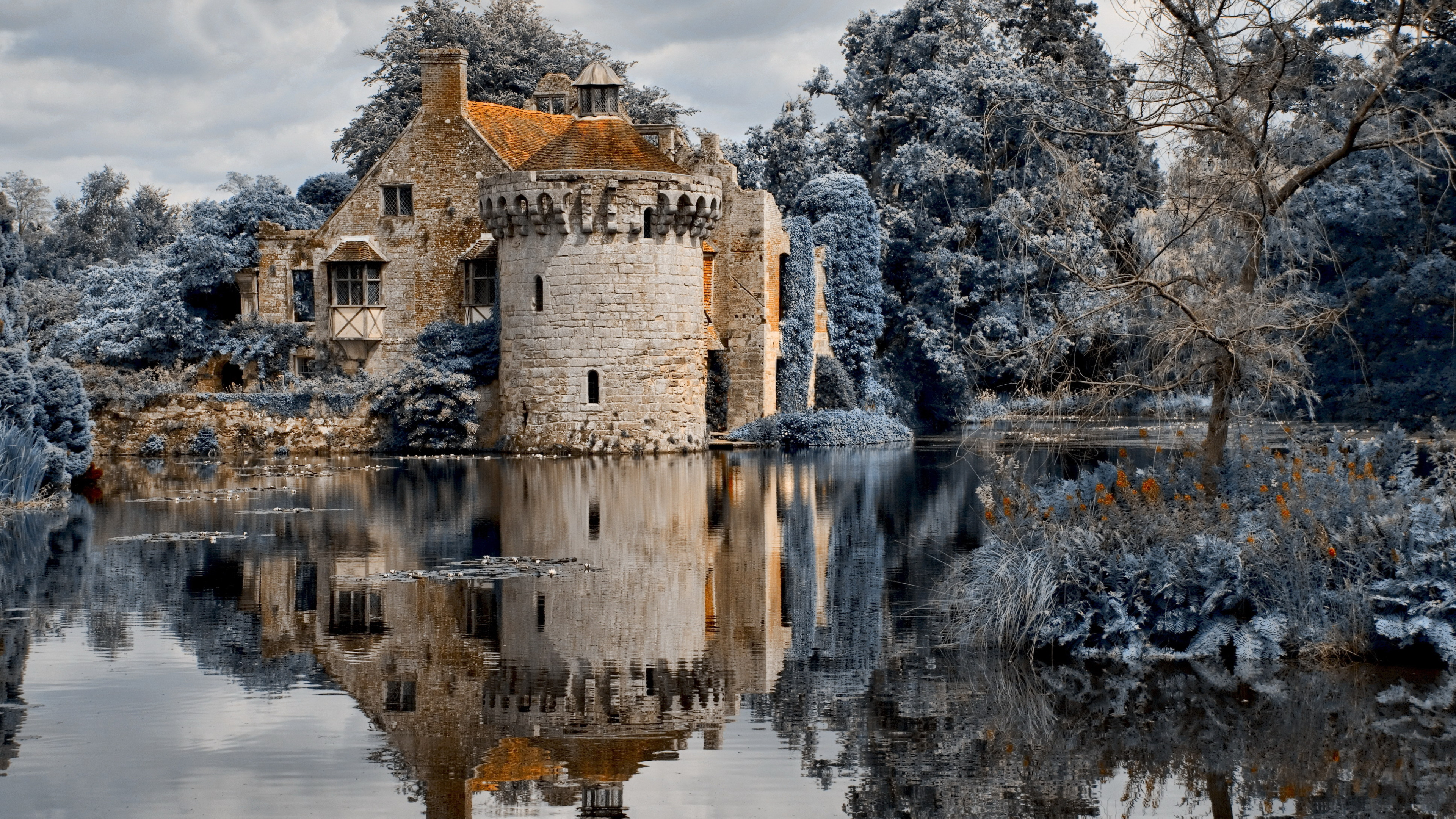 Европа под водой. Замок Скотни (Scotney Castle)/Великобритания. Замок сен-Пьер зима. Замок кром Ирландия. Замок Брунсвик зима.