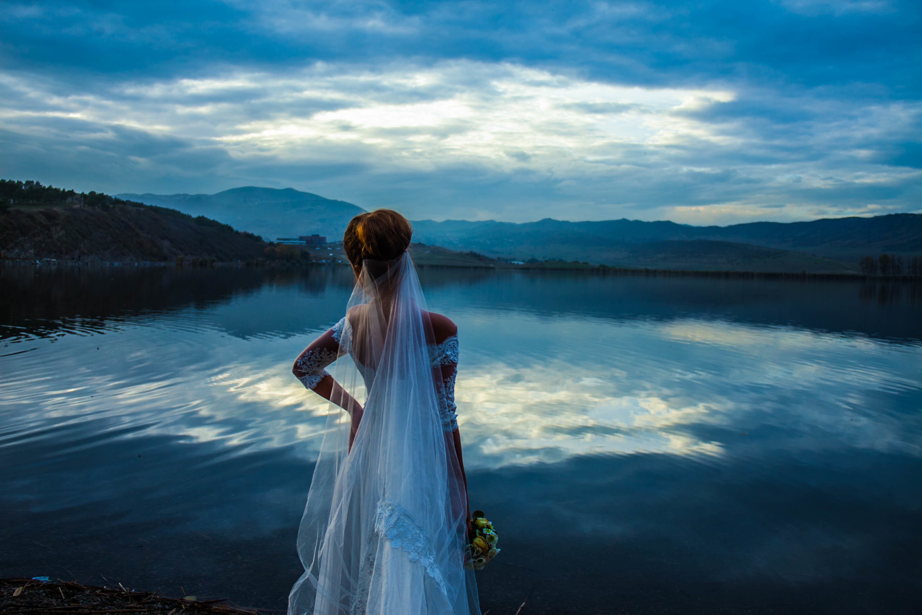 Девушки озеро фото. Девушки на озере. Девушка в платье у озера. Девушка в свадебном платье на озере. Фотосессия на озере.