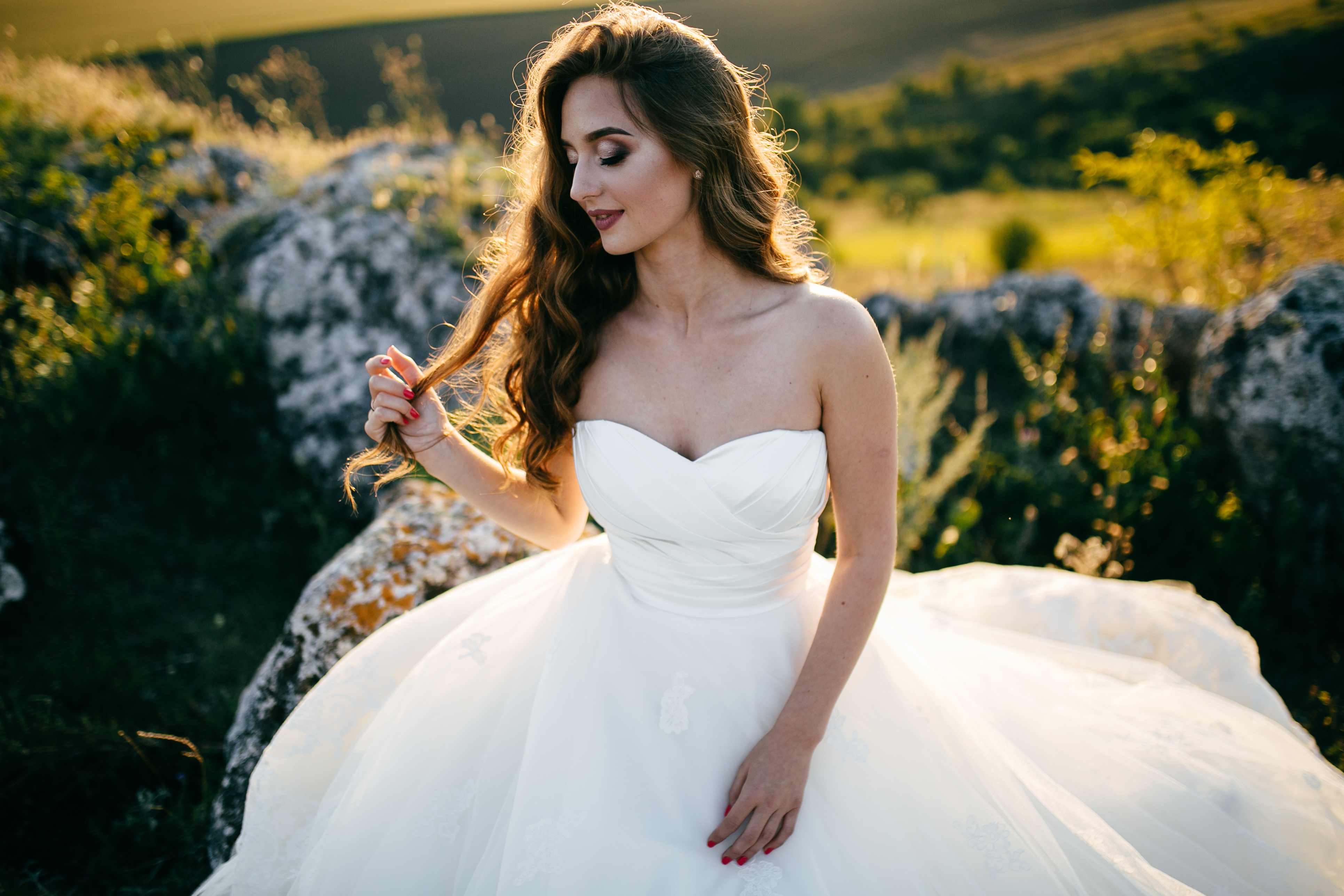 Невеста песня год. Девушка в свадебном платье. Свадебное платье обои. Свадебное платье с опущенными плечами. Свадебное платье для природы.