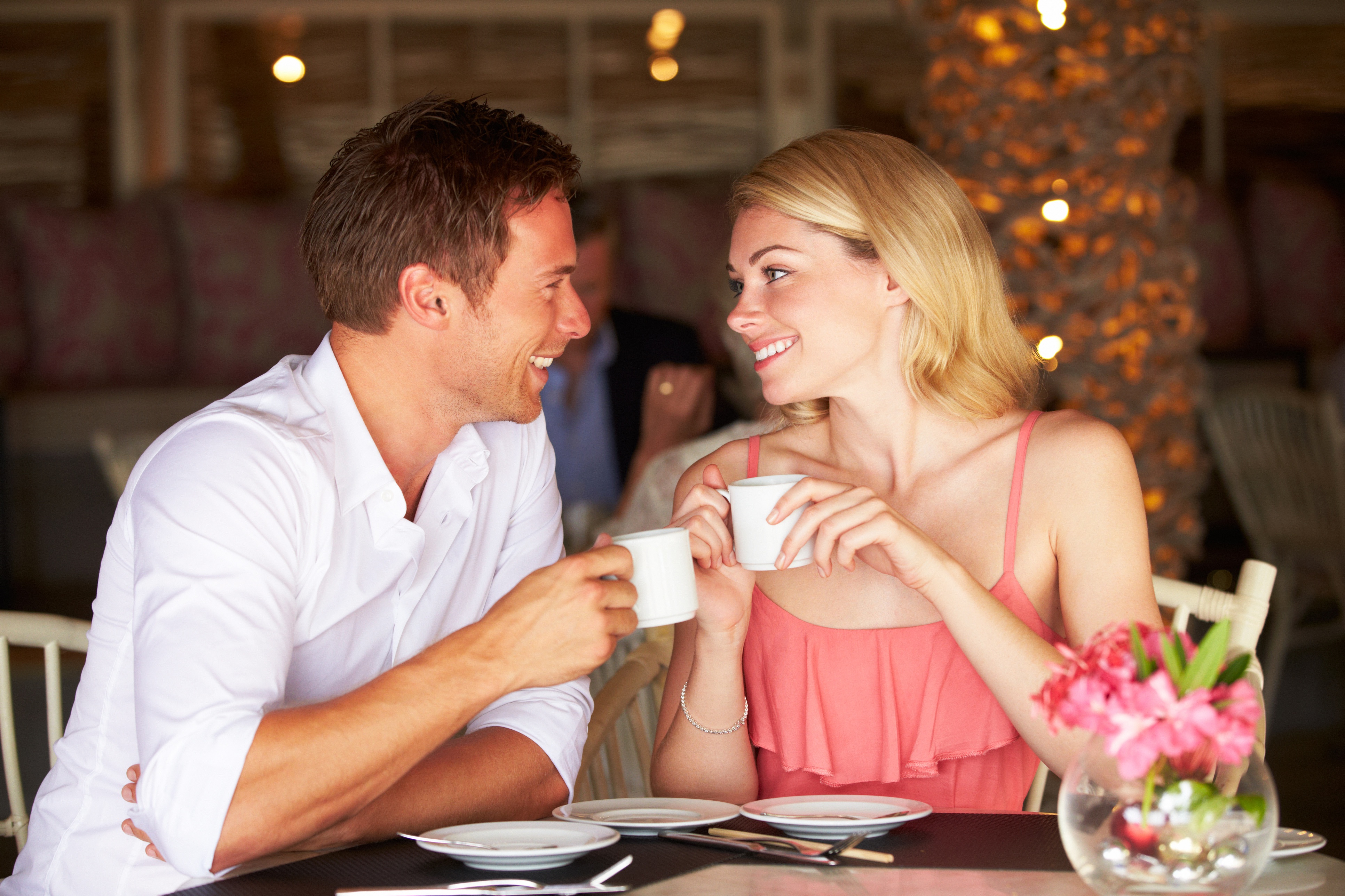 Почему мужчина приглашает. Парень и девушка в кафе. Свидание. Мужчина и женщина за столиком. Первое свидание.