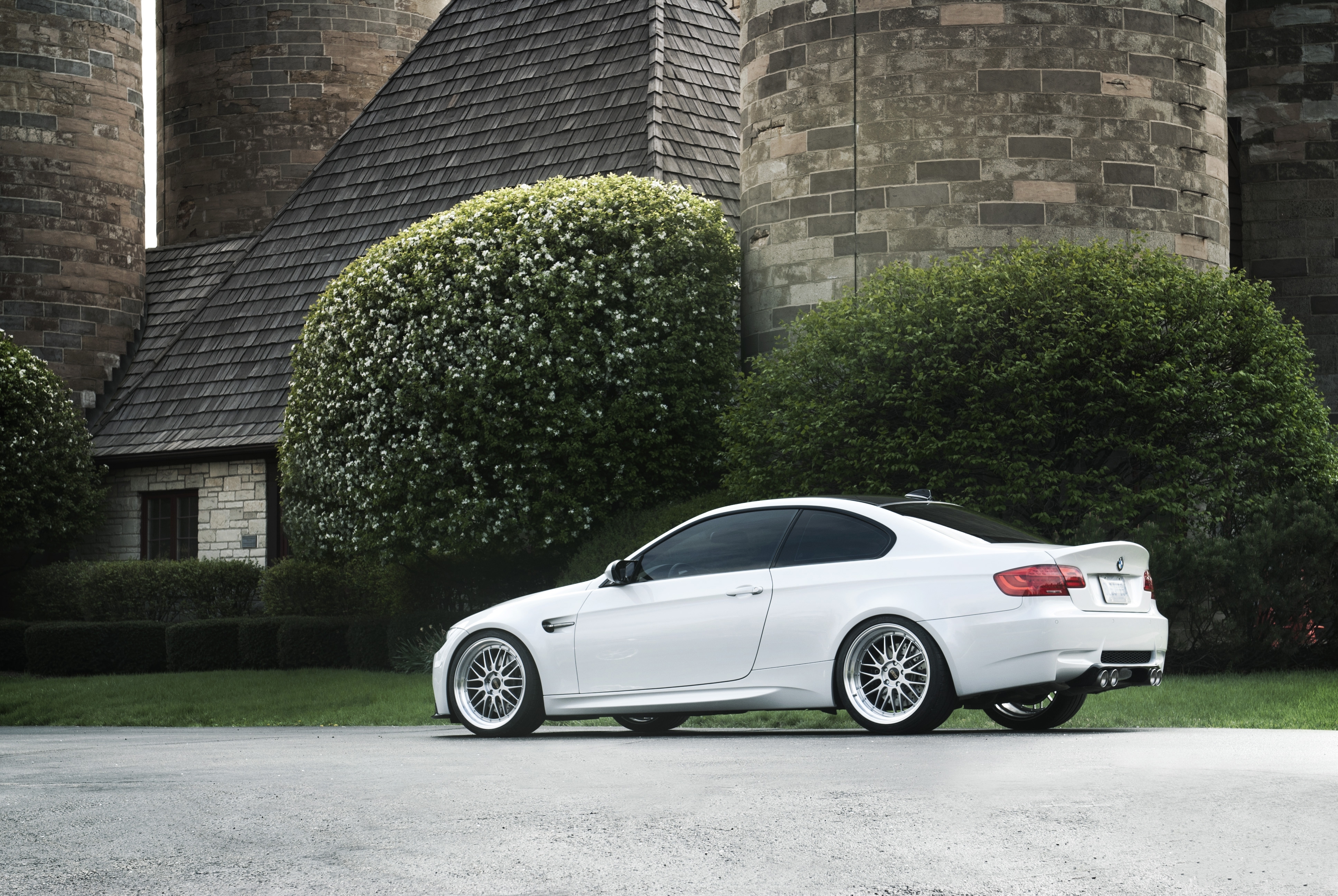 M white. BMW m3 e92 White. BMW e92 Coupe белая. BMW e92 купе белая. BMW m3 e92 белая.