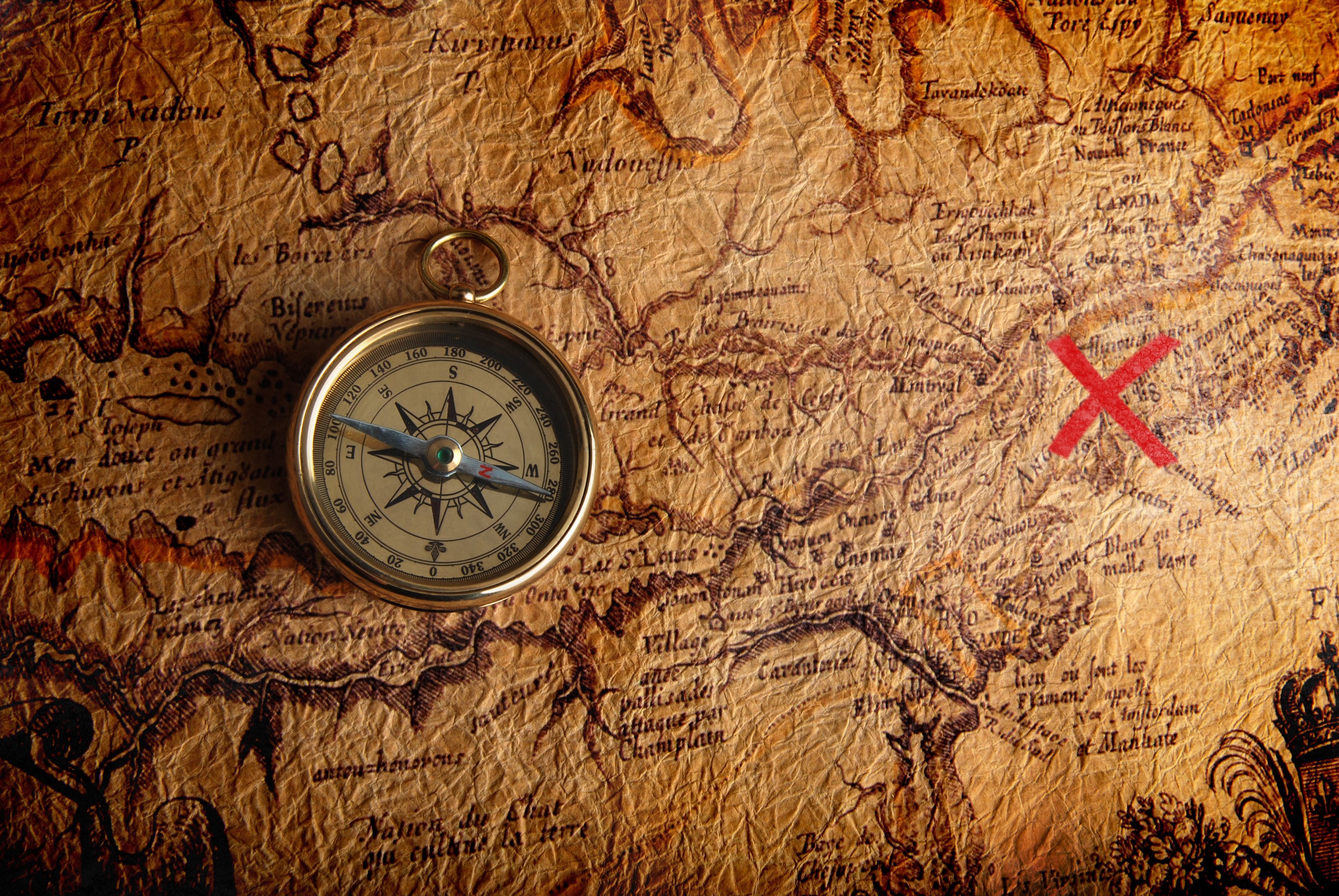 Метки кладов. Старинный компас. Старинная Пиратская карта. Старинная карта. Старинная карта с компасом.