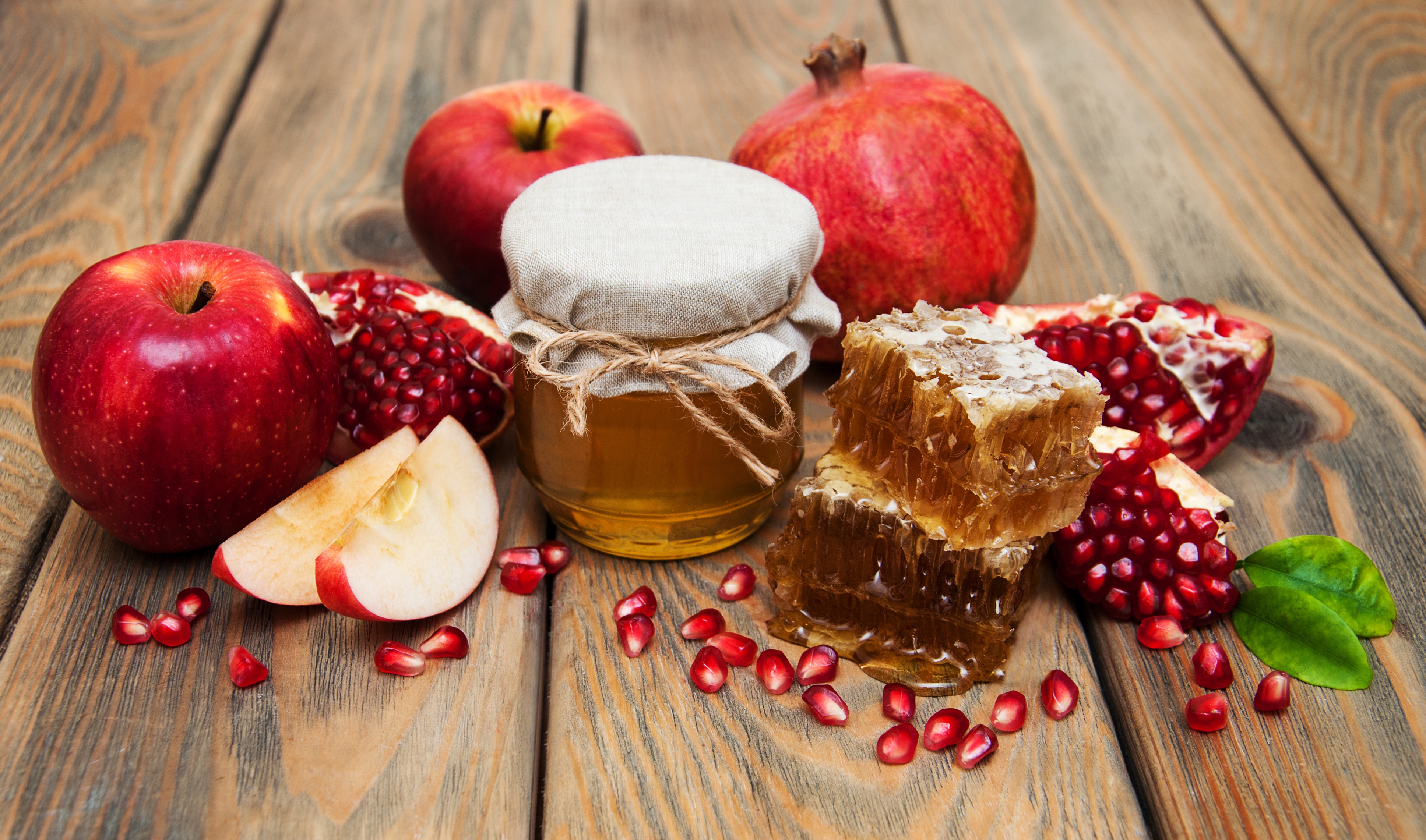 Или кусочек яблока или орешек. Яблоки мед гранат. Яблоки мед орехи. Яблоки и мед фото. Натюрморт яблоки и мед.
