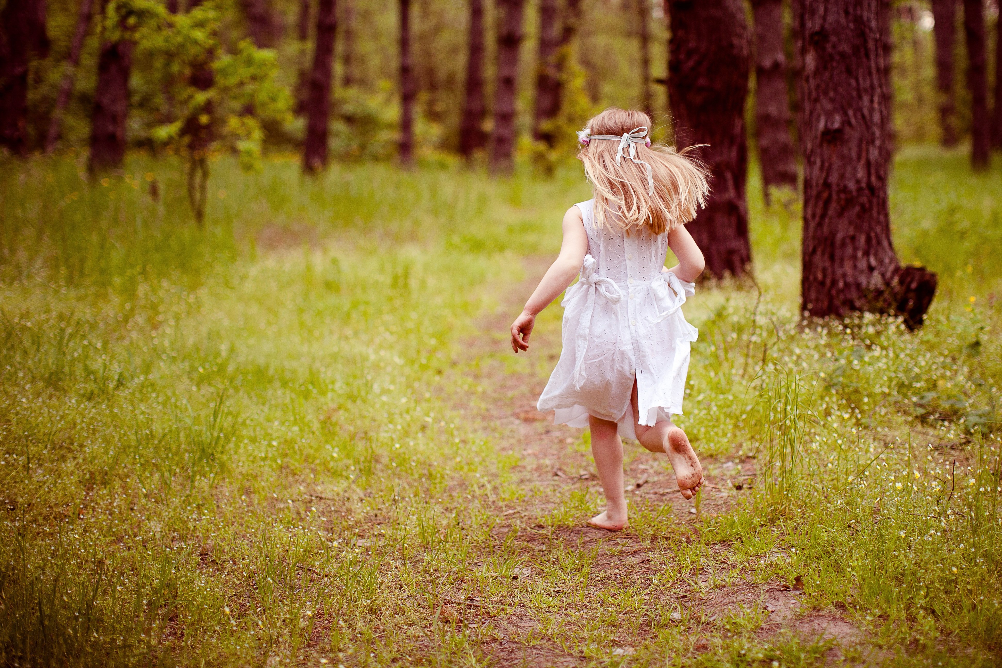 Гуляла девочка в лесу. Девочка. Девочка бежит. Девочка бегает. Маленькая девочка бежит.