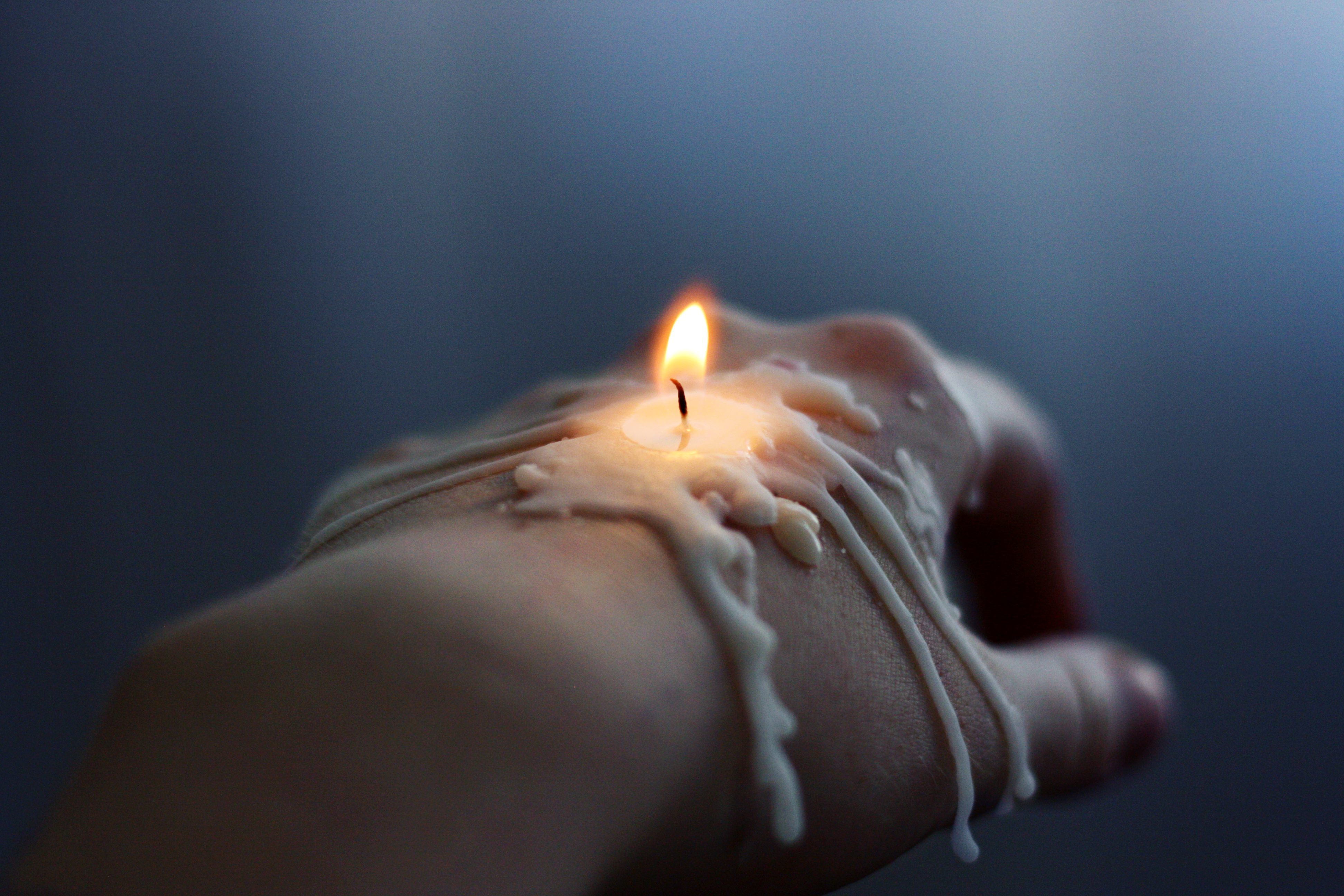 Свечу не свечу горю не горю. Свеча в руках. Догорающая свеча. Горящие свечи в руках.