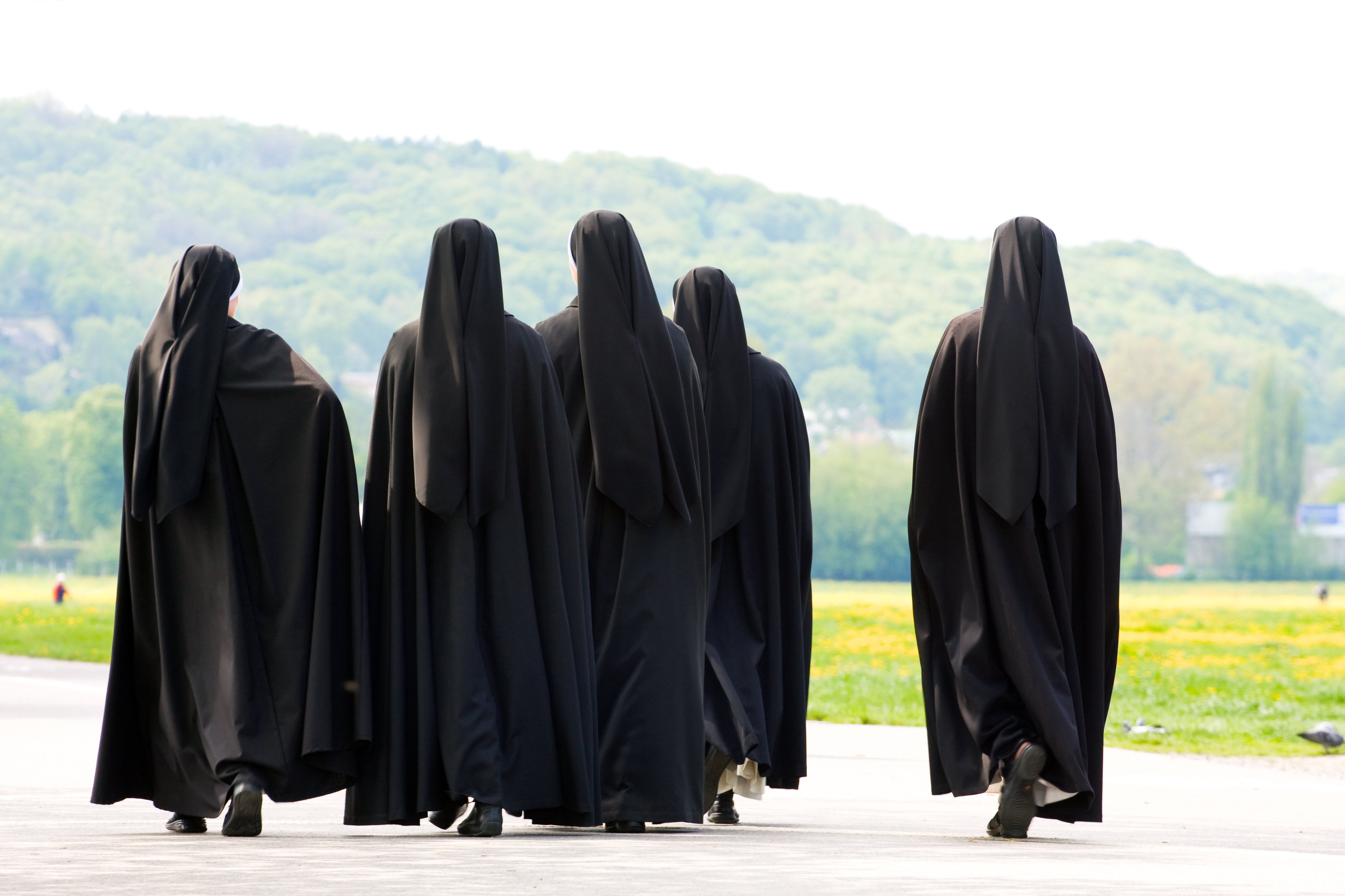 Болезнь монашек что это. Монахиня Нимфодора Шамордино. Человек в мантии. Люди в черных мантиях. Монахиня со спины.