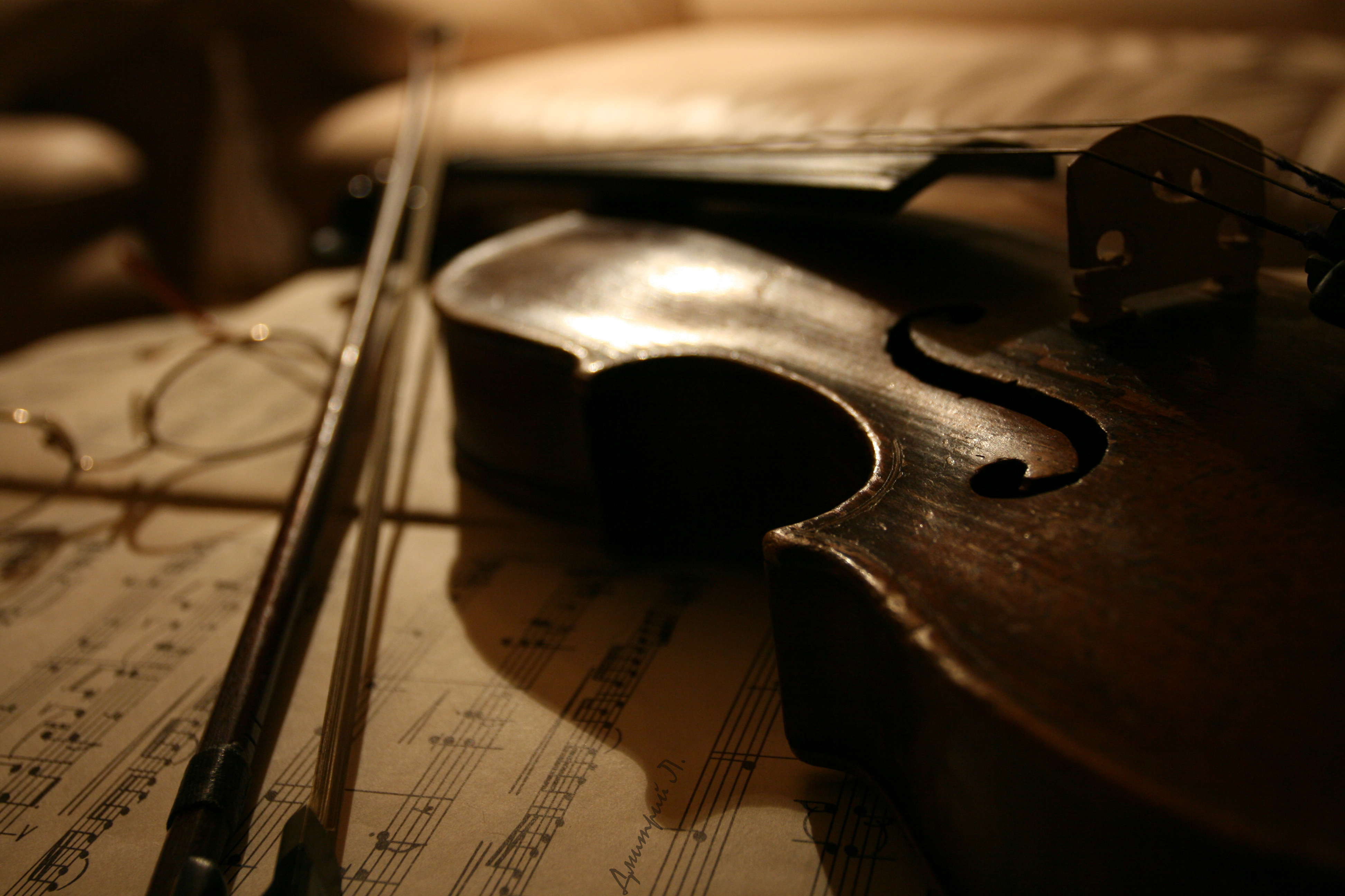 Triangel violin. Скрипка. Скрипка фон. Красивые музыкальные инструменты. Скрипка на красивом фоне.