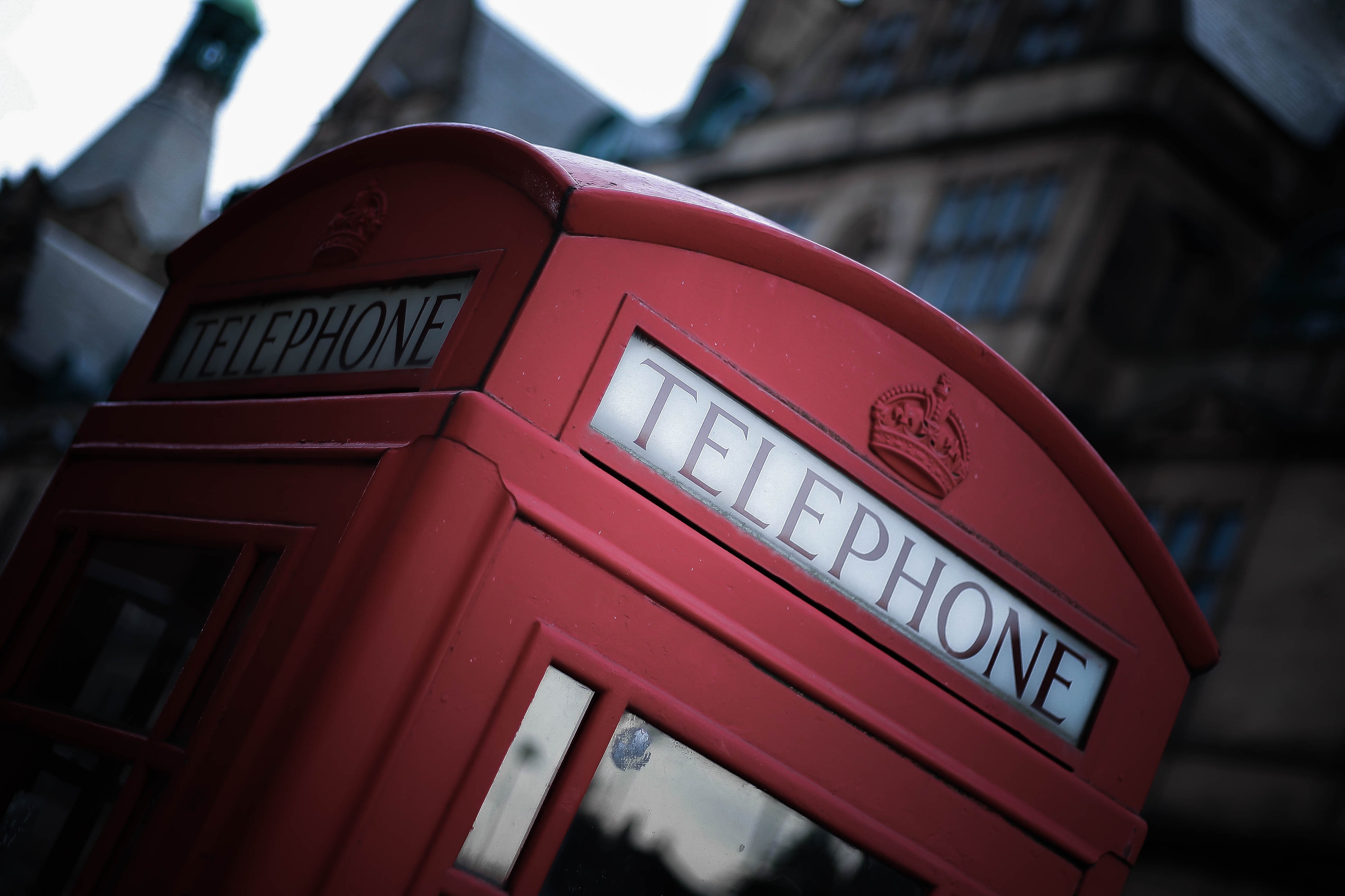 Ее телефон на английском. Телефонная будка Англия. Телефонная будка Лондон. Телефонная Бутка Англии. Красная будка в Лондоне.