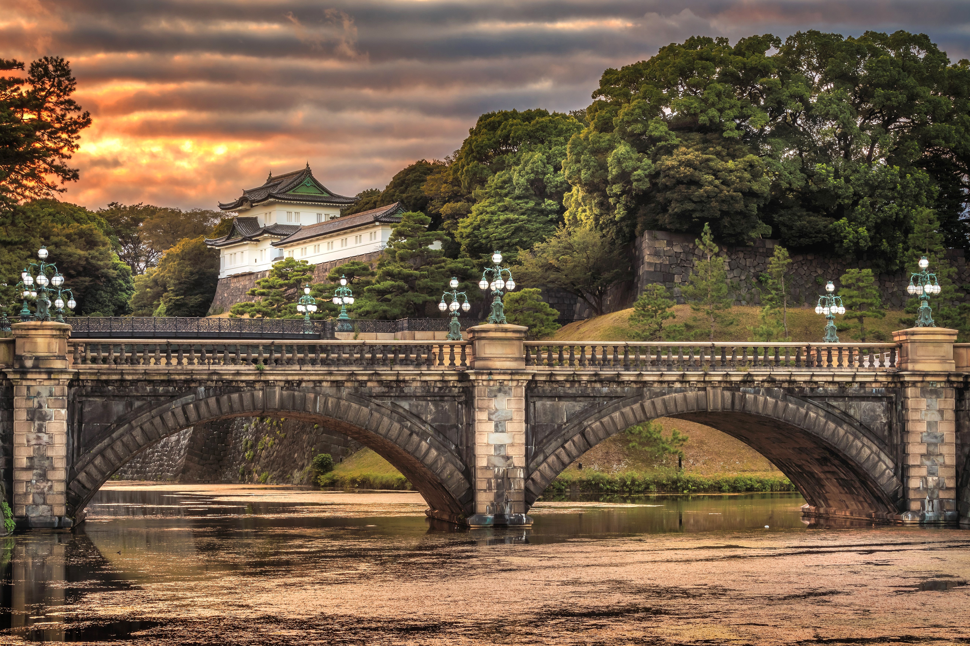Каменный мост в небо. Каменный мост Уэльс. Императорский дворец Токио. Каменный мост Токио. Токийский дворец в Париже.