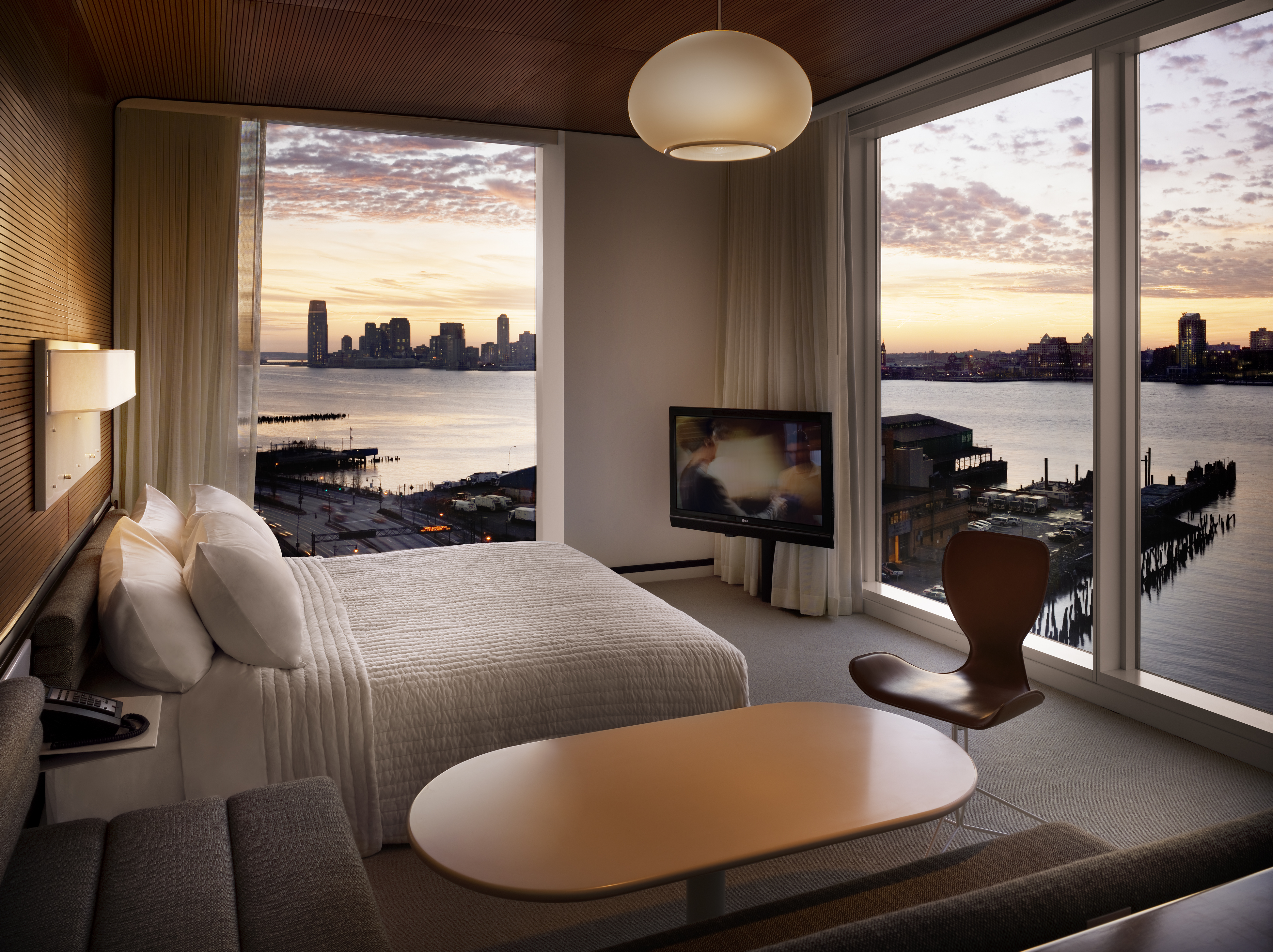 Дизайн комнат виды. Комната с панорамными окнами. Спальня с панорамным видом. Спальнятс панорамные окнами. Спальня с большими окнами.