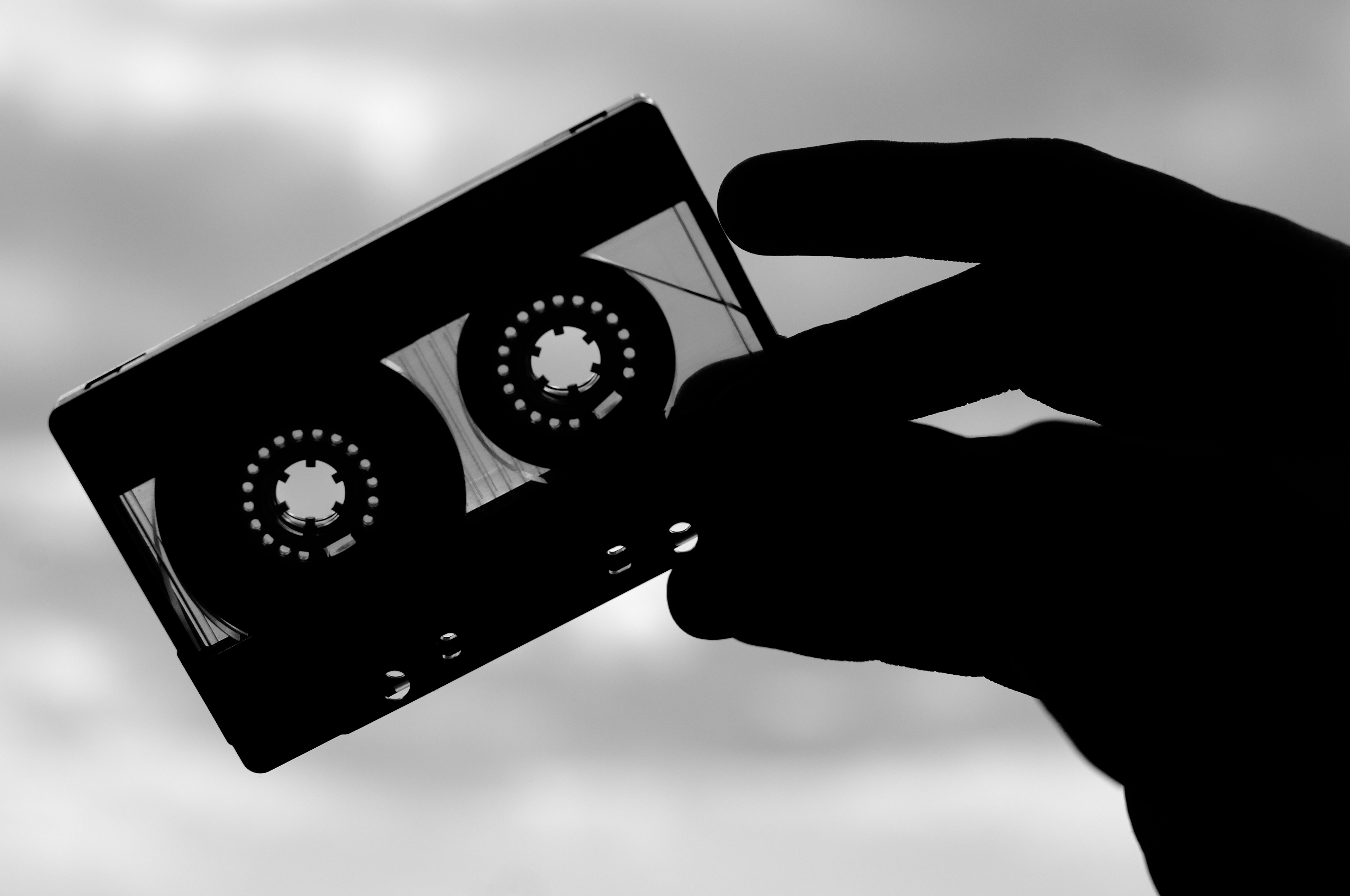 Черная белая кассета. Обложки для треков. Кассета с пленкой. Чёрно-белая кассета. Перемотка кассеты.