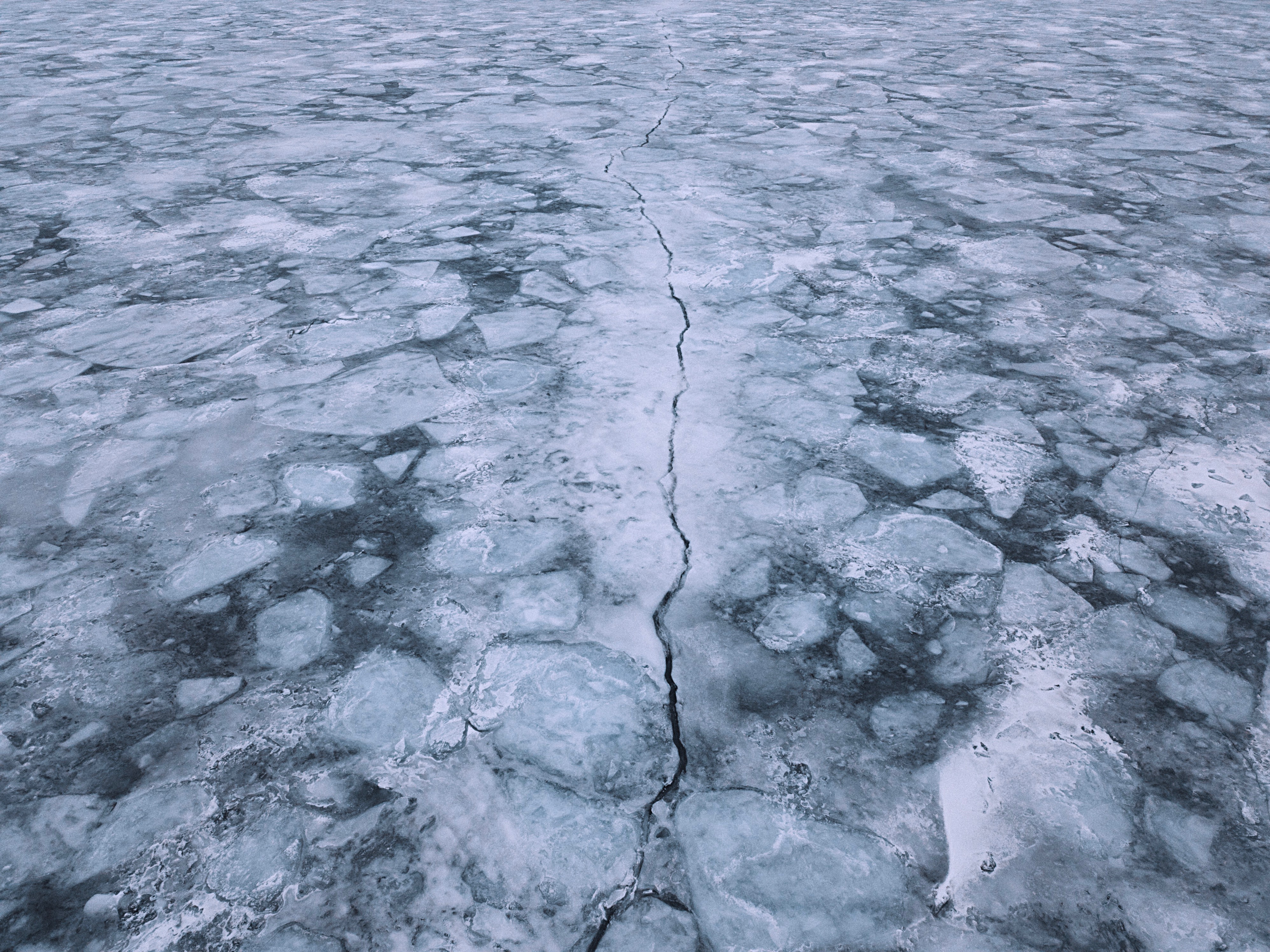 Трещин на зиму. Трещины на льду. Лед на реке. Поверхность льда. Льдина с трещинами.
