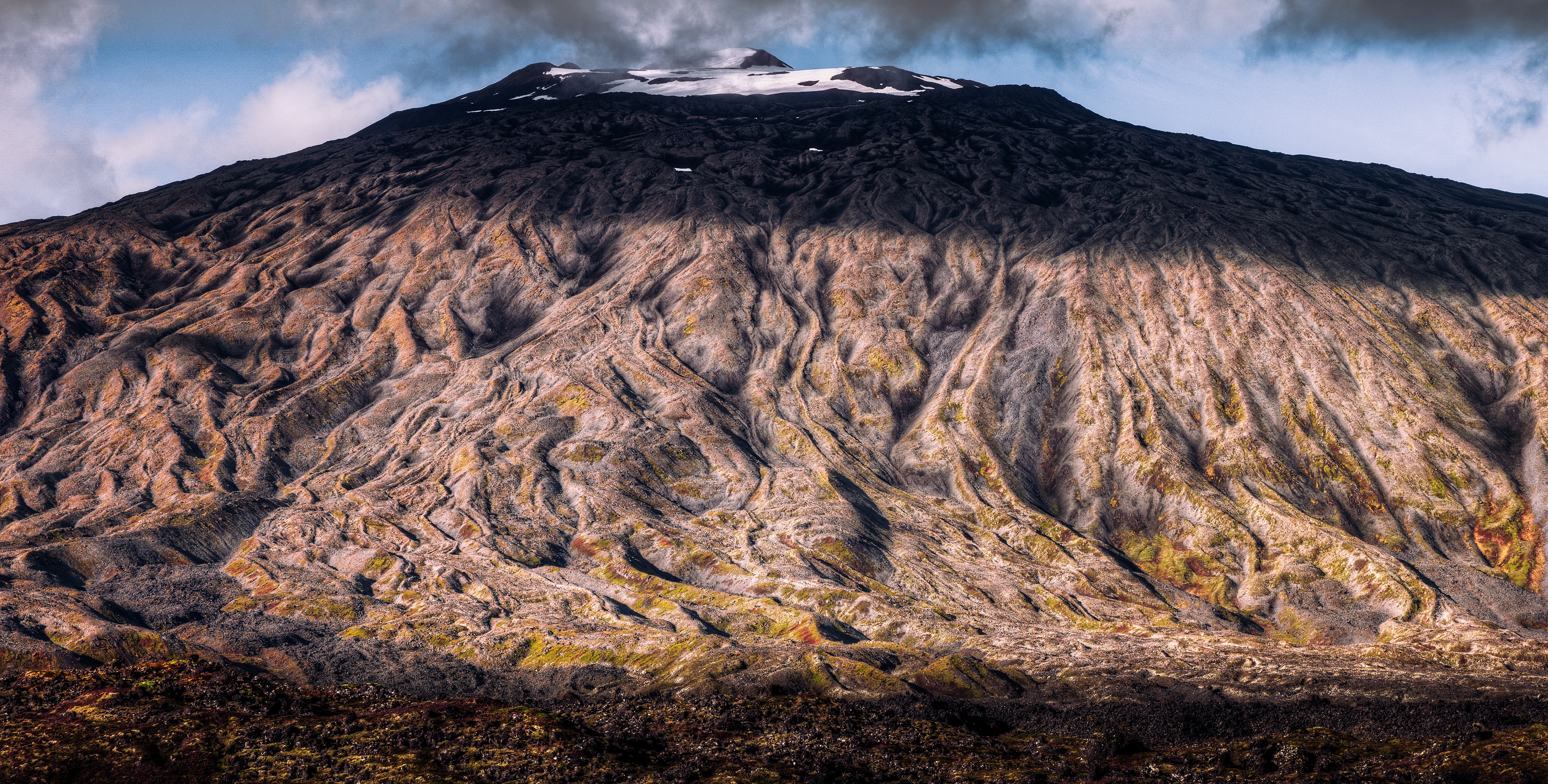 Volcanoes mountains. Исландия вулканическое плоскогорье. Лавовое плато Исландия. Исландия вулканов гор. Вулканический рельеф.