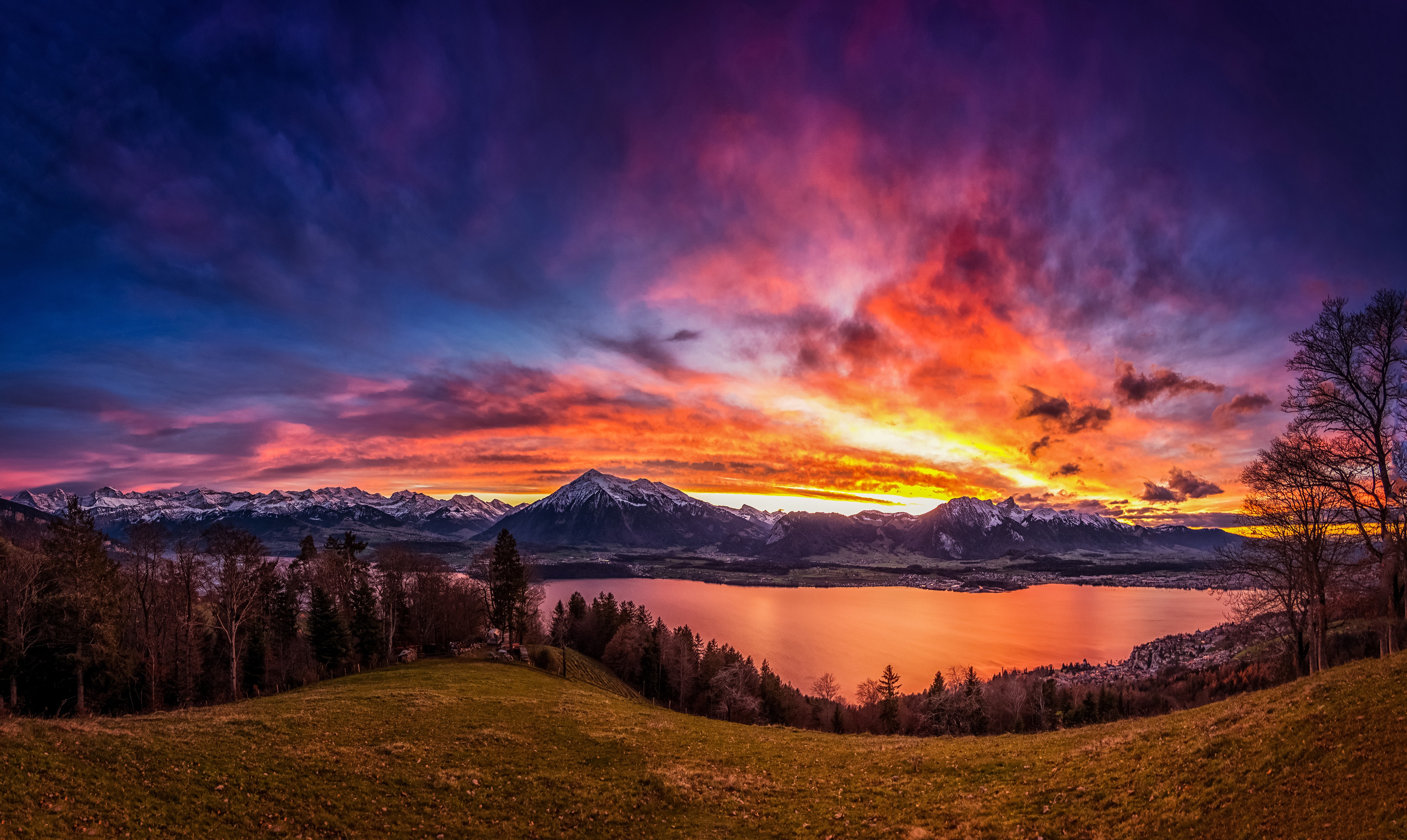Закат в горах. Тунское озеро Альпы. Альпы Швейцария рассвет. Рассвет в горах Швейцарии. Швейцария горы Альпы озеро.