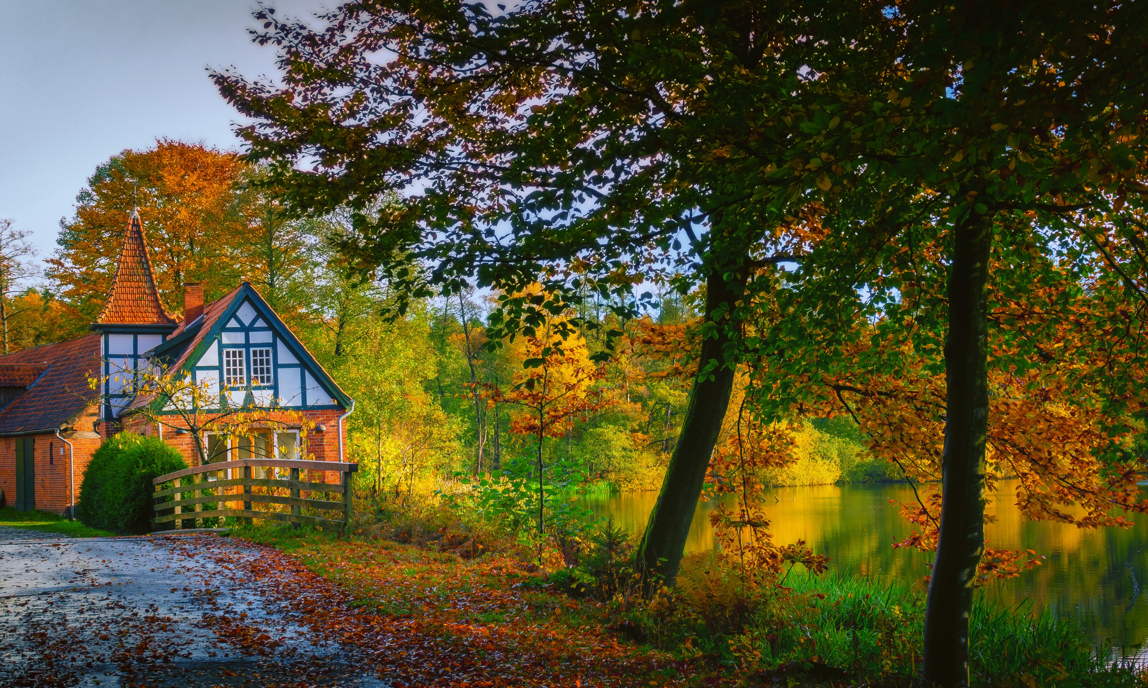Загородная природа. Домик в осеннем лесу. Осенний домик. Домик в лесу. Красивые домики на природе.