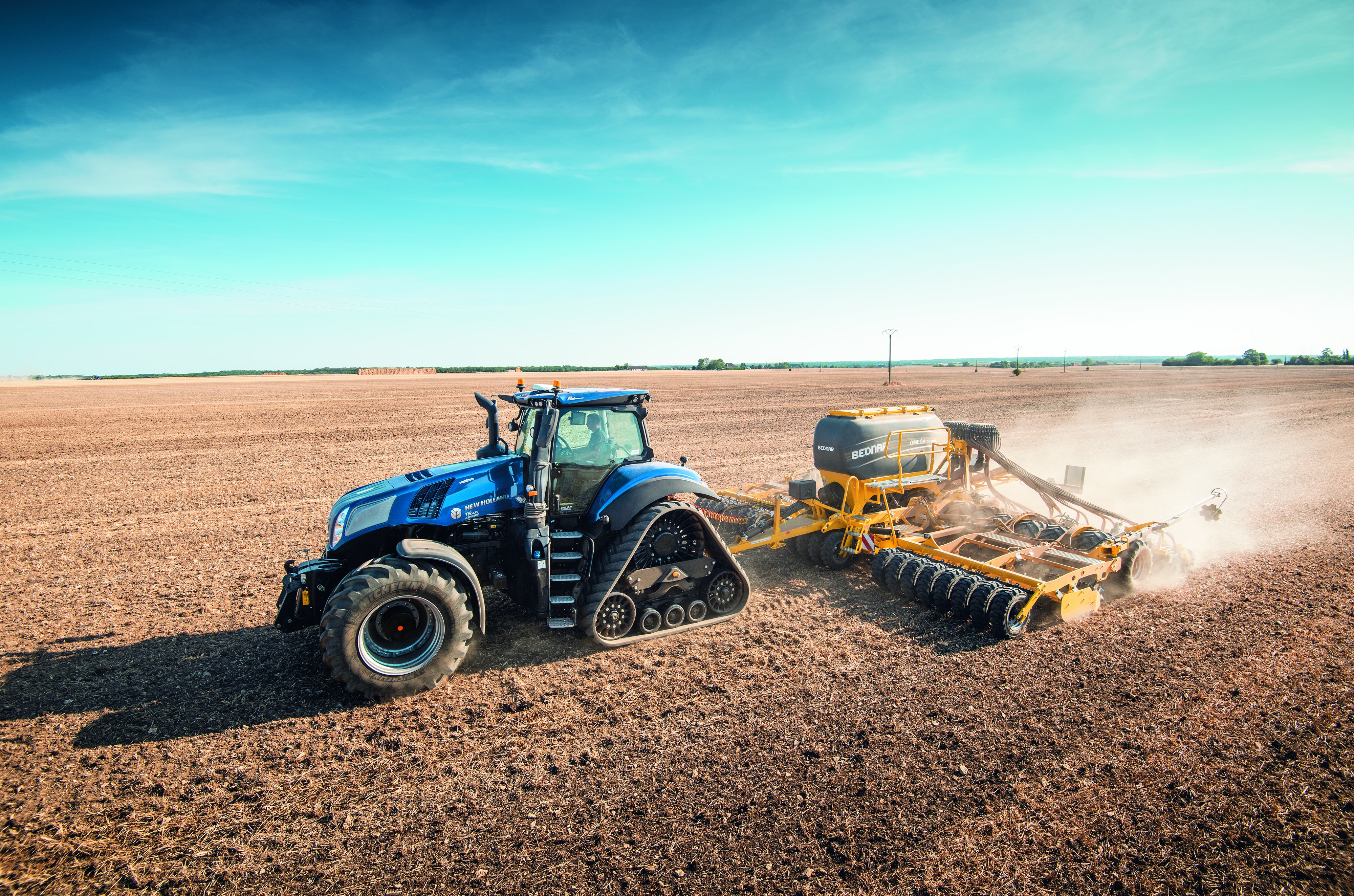 Трактор поле картинки. Трактор New Holland t8. Трактор Нью Холланд в поле. Трактор New Holland t9040. New Holland Agriculture трактор.