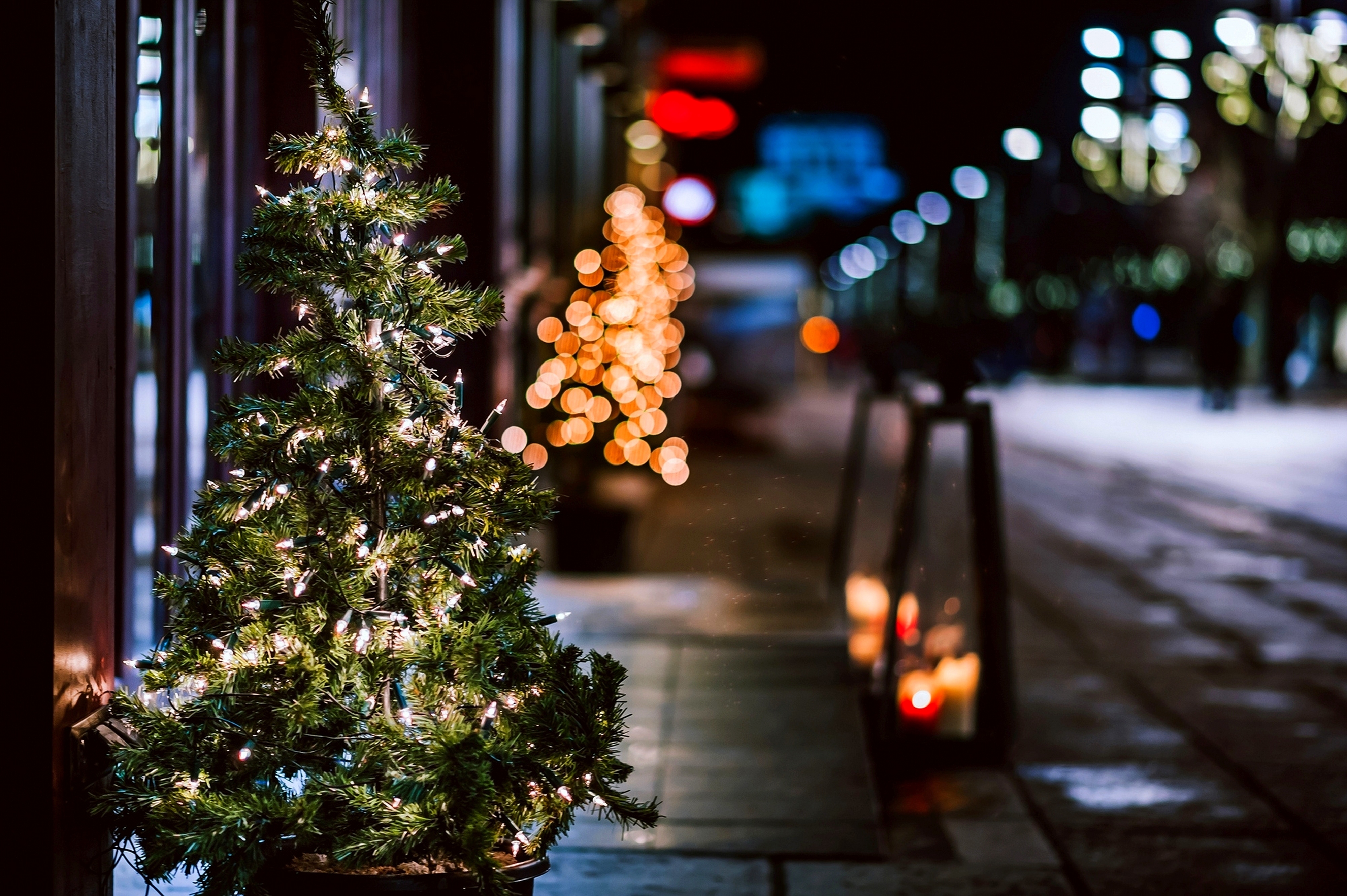 Новый год шум. Новогодняя елка. Новогодний город. Новогодняя елка на улице. Рождественские огоньки на улице.