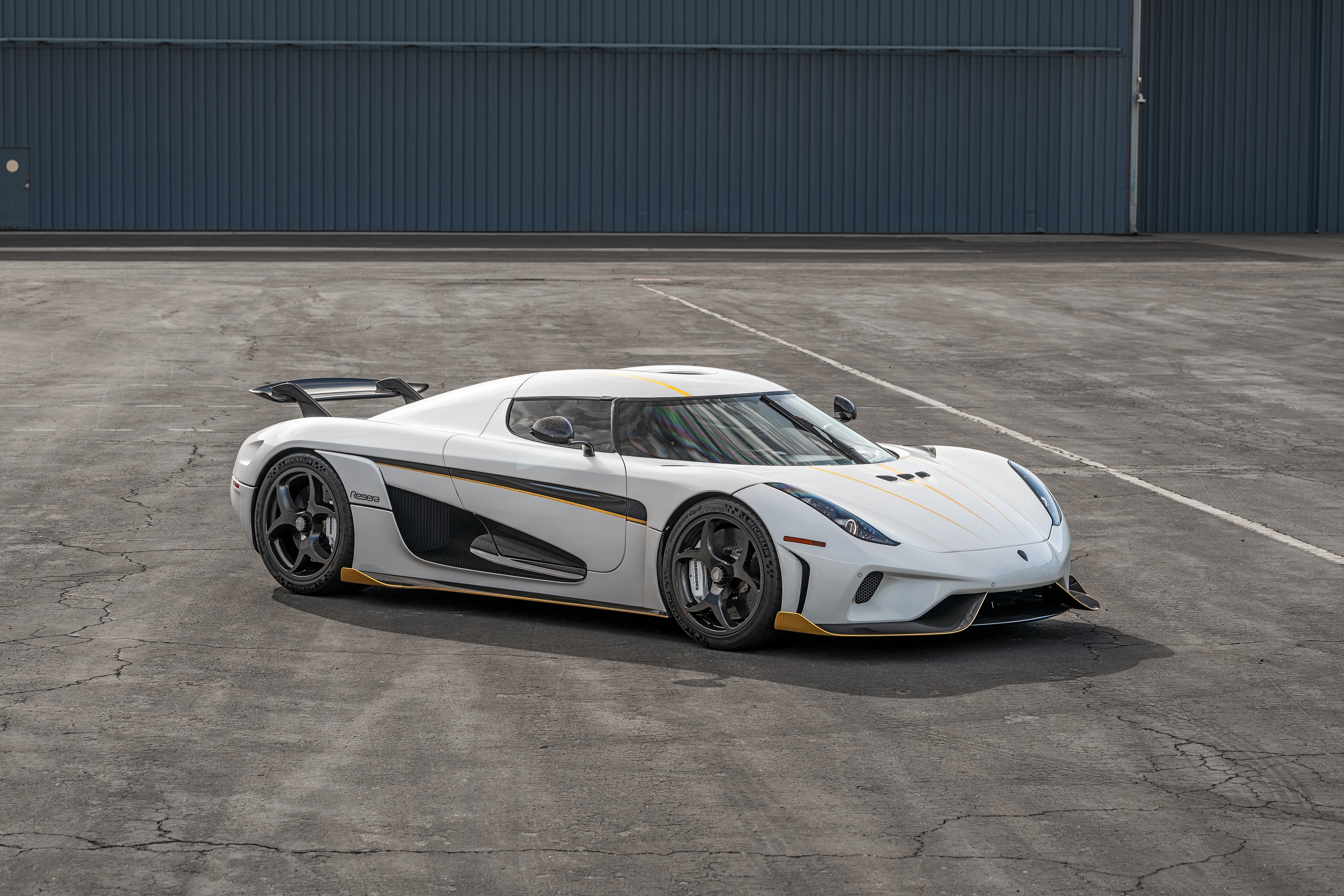 Koenigsegg regera. Кенигсегг Регера. Кьенегсет Регерра. Гиперкар Кёнигсегг Регера. Кенигсегг Регера 2021.