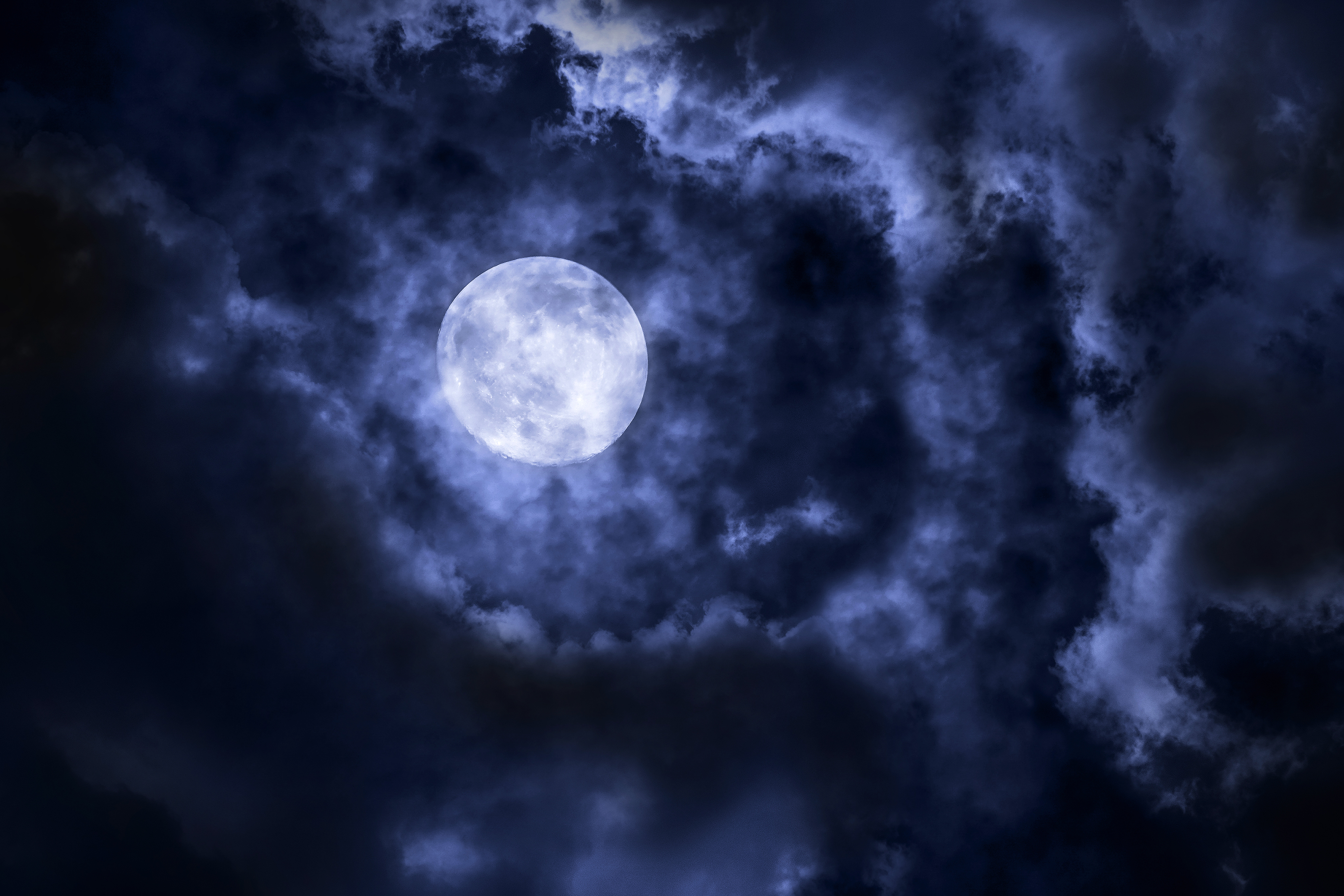 Полнолуние небо. Лунное небо. Ночное небо с луной. Ночные облака. Луна в облаках.