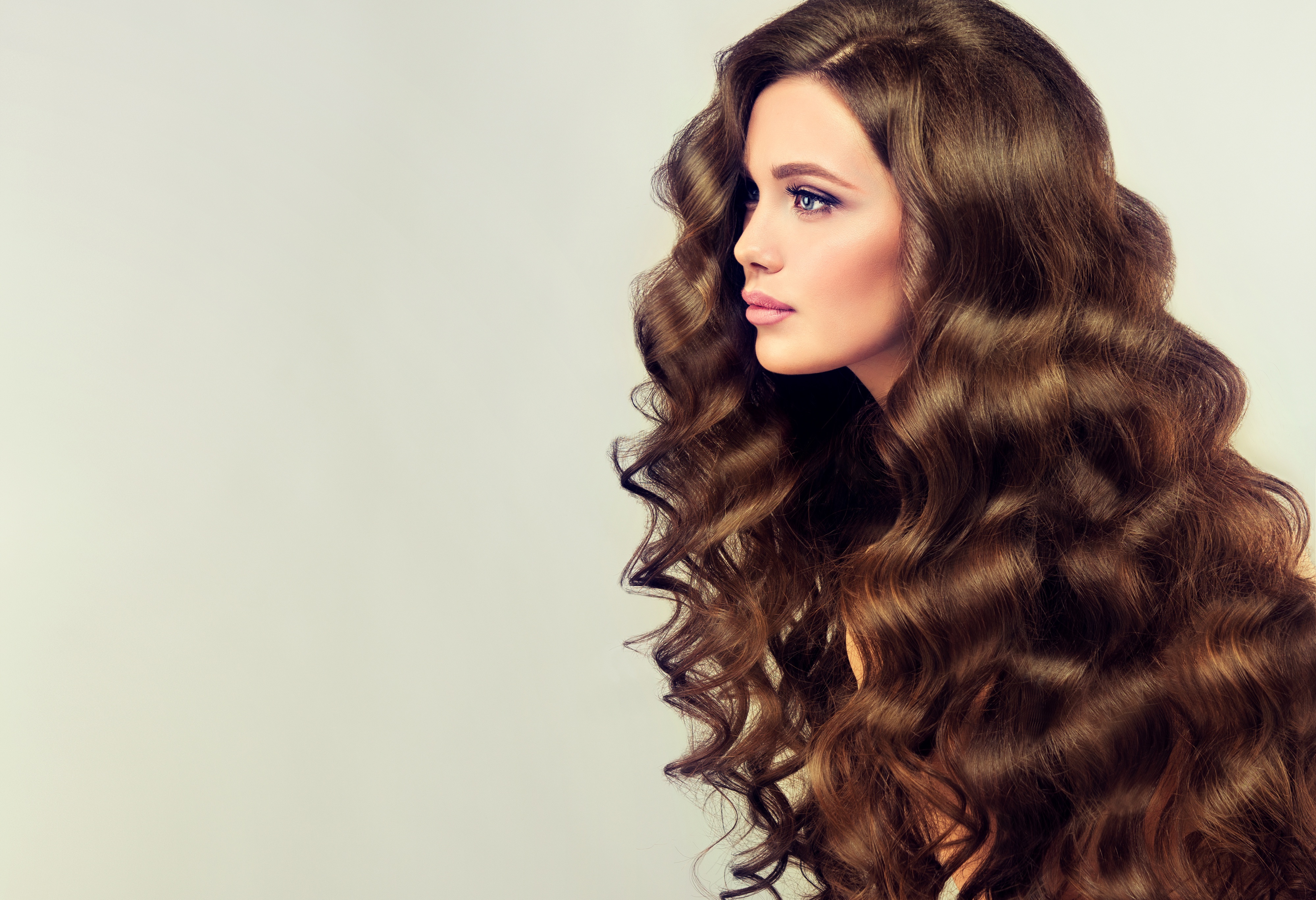 Long wavy brown hair. Девушка с локонами. Крупные Локоны на длинные волосы. Объемные Локоны. Волнистые каштановые волосы.