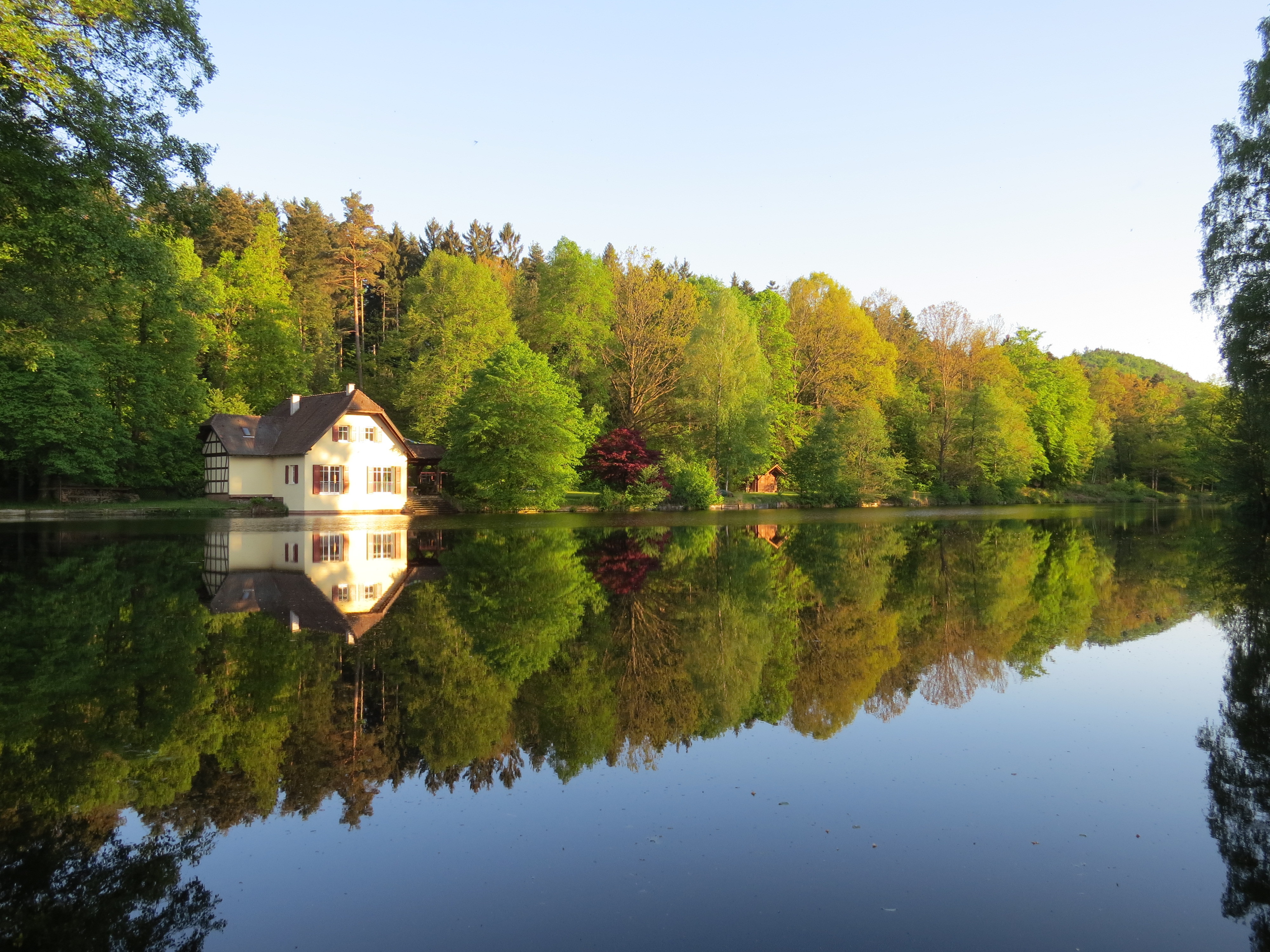 Глубокое озеро домики. Дом у озера. Осень озеро. Красивый дом у реки.
