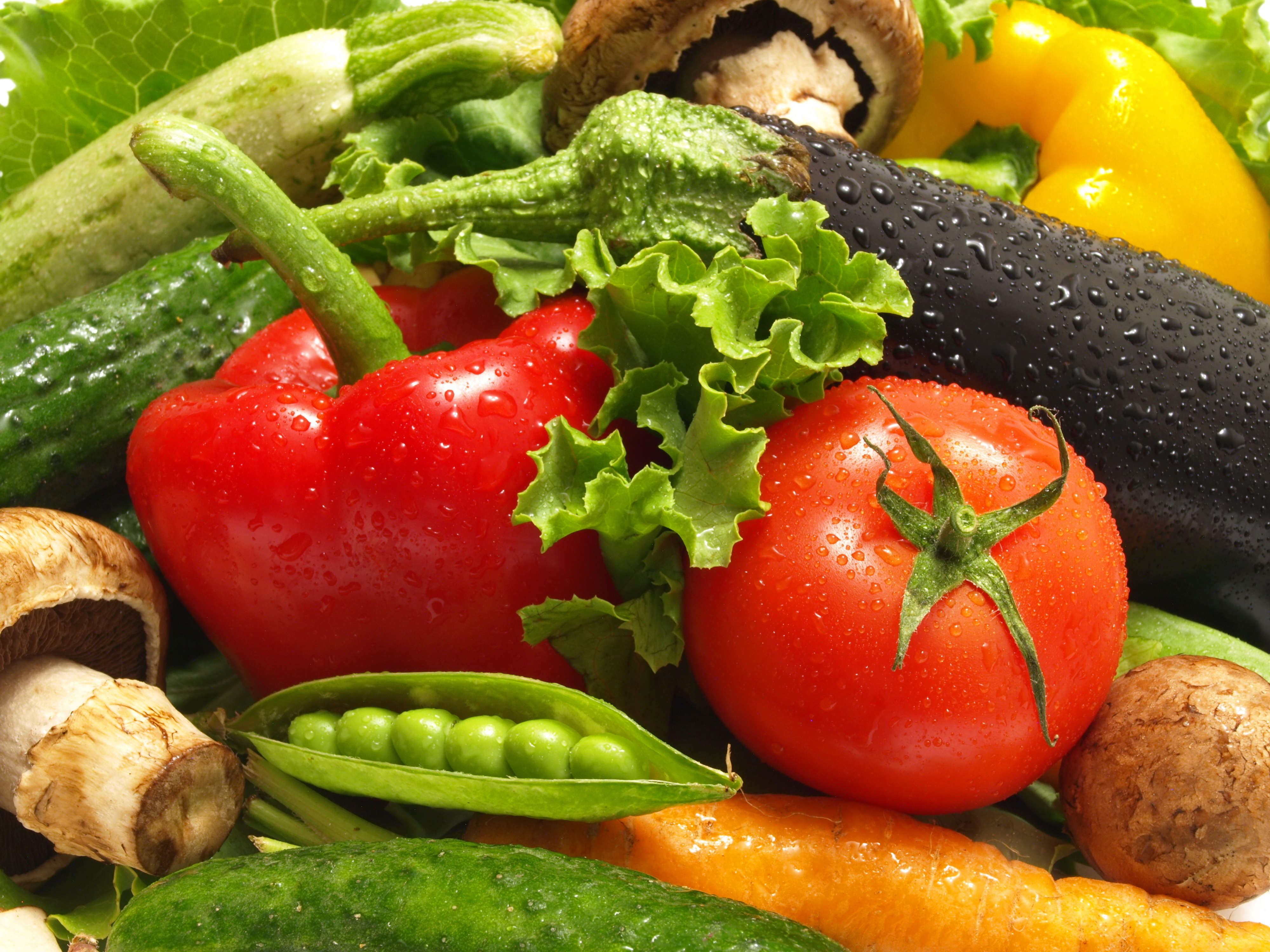 Овощи свежие на столе. Красивые овощи. Сочные овощи. Свежие овощи. Свежие овощи и зелень.