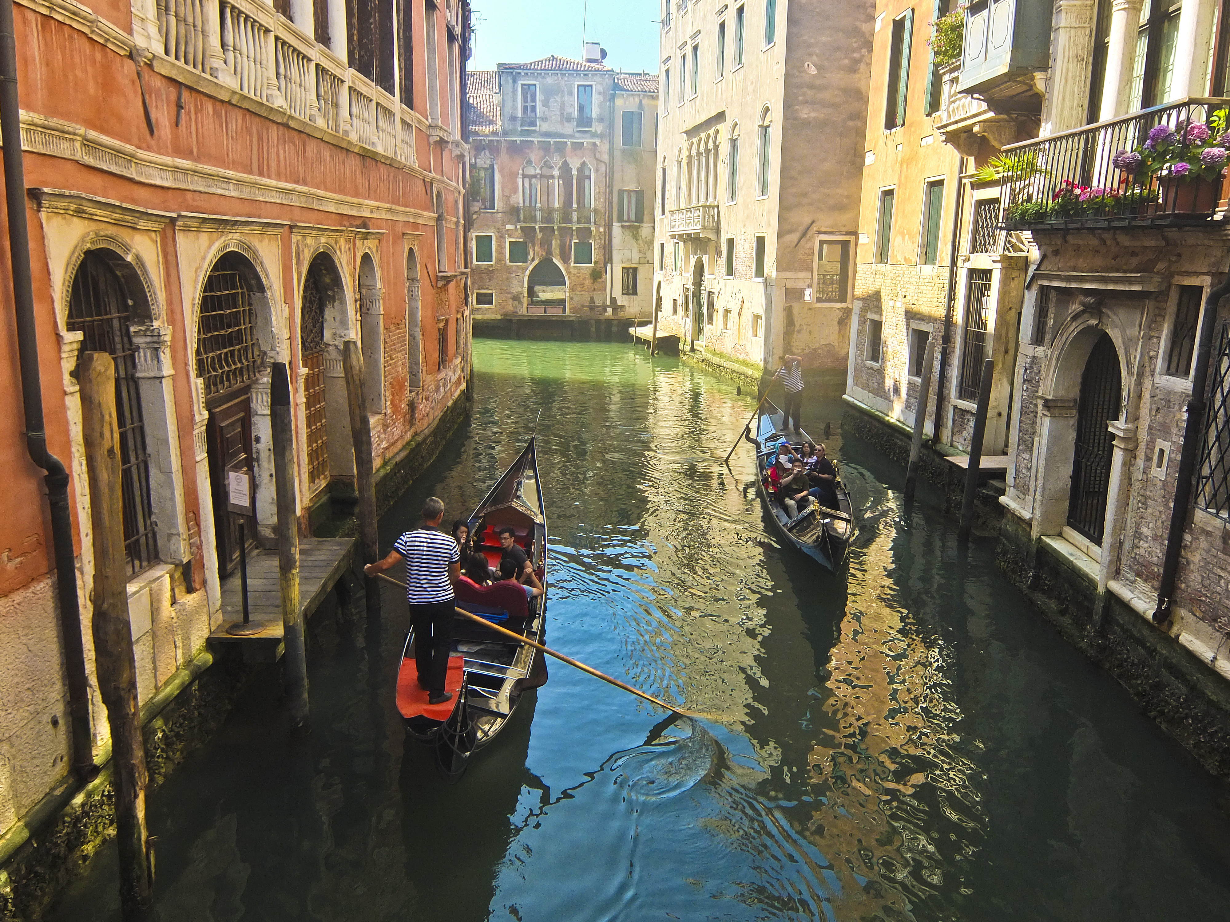 Удивительный город венеция. Венеция Италия. Италия Венеция гондолы. Италия гондолы улочки. Улочки романтичные Италии Венеция.