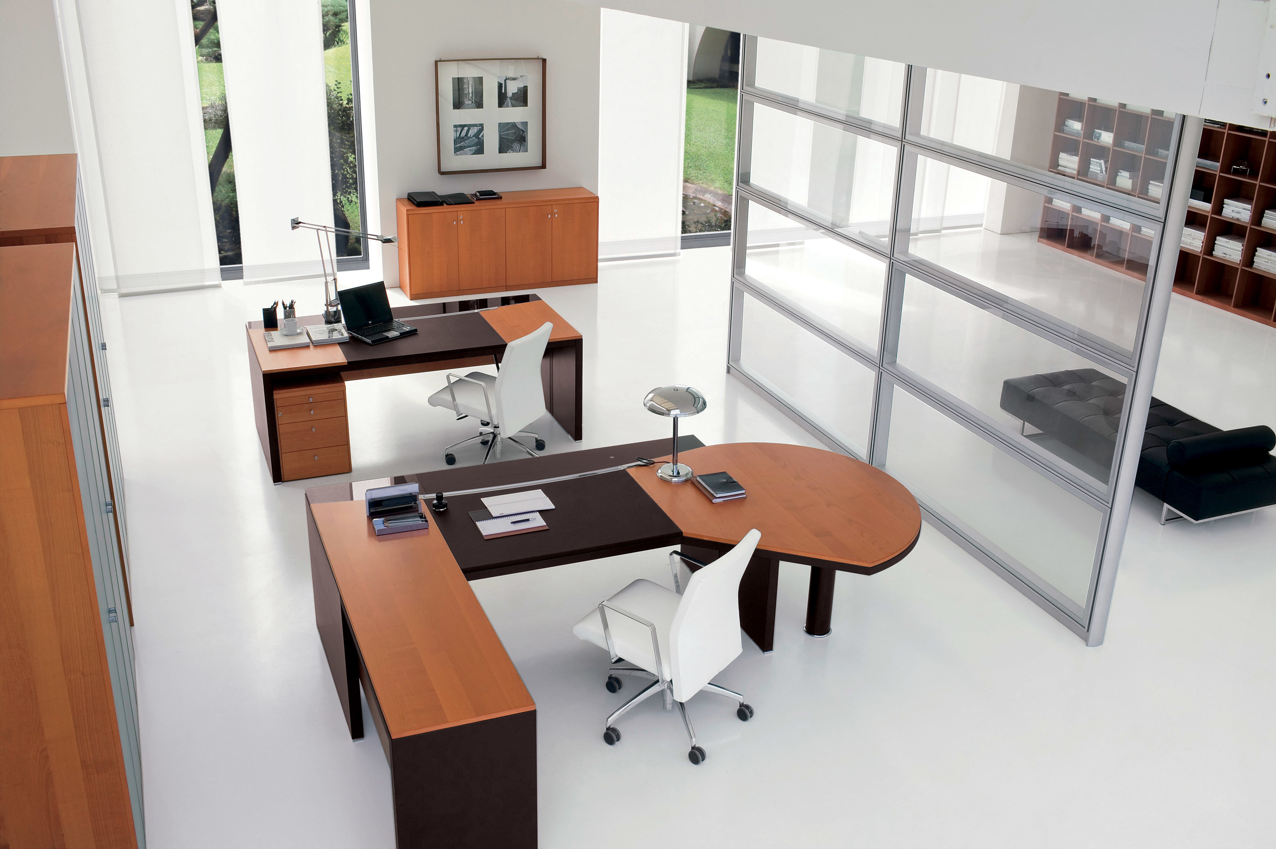 Включи стол на 2 часа. Стол офисный. Офисное рабочее место. Стол офисный дизайнерский. Столы офисные для персонала.