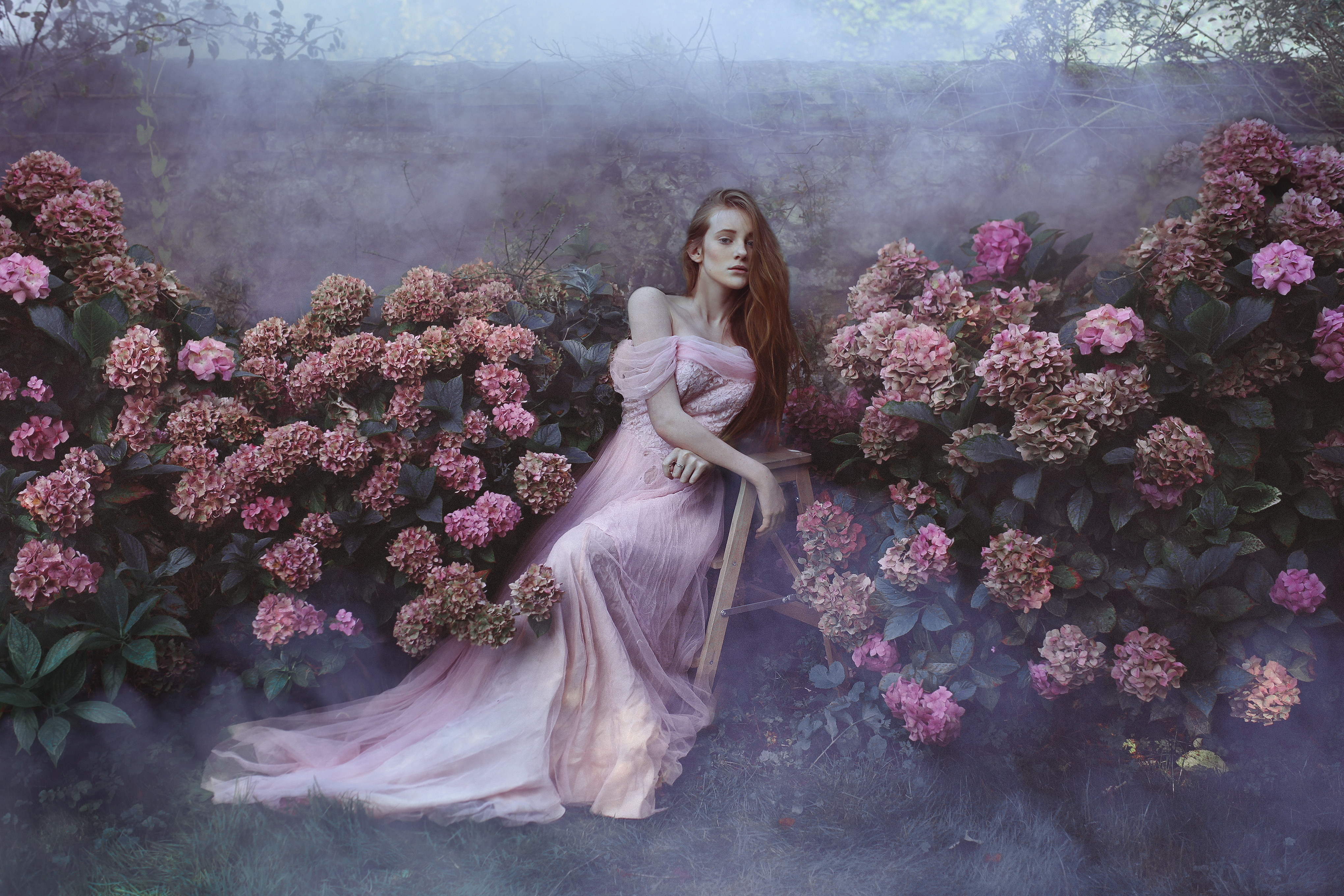 День мечтания о розовых кустах 15. Девушка в саду. Цветы фэнтези. Девушка в цветах. Девушка с сиренью.