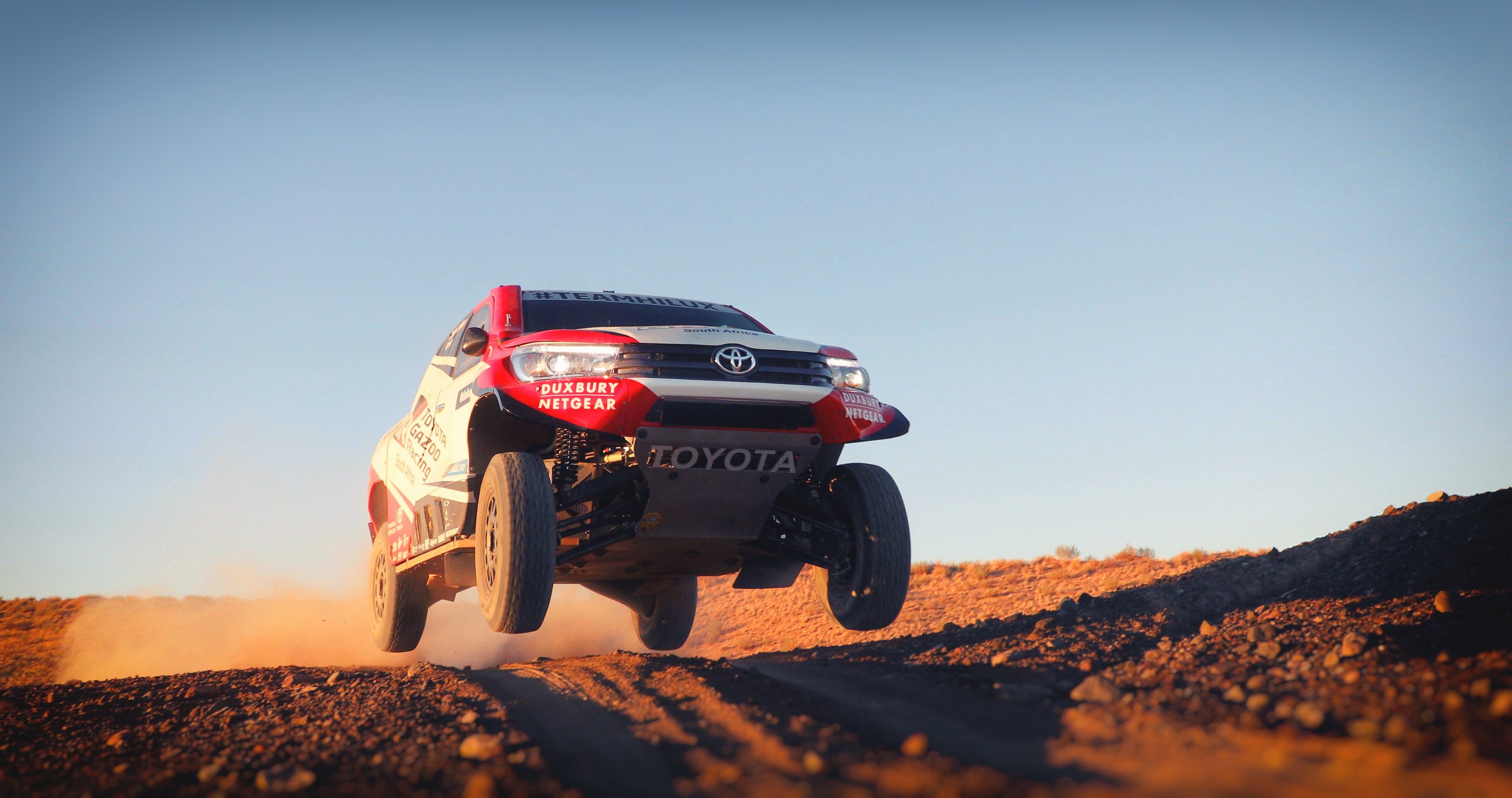 Как получить новую машину в пыльная поездка. Toyota Hilux TRD Rally. Машина в Песках. Зимнее ралли на Тойота Хайлюкс. Обои Дакар на телефон.