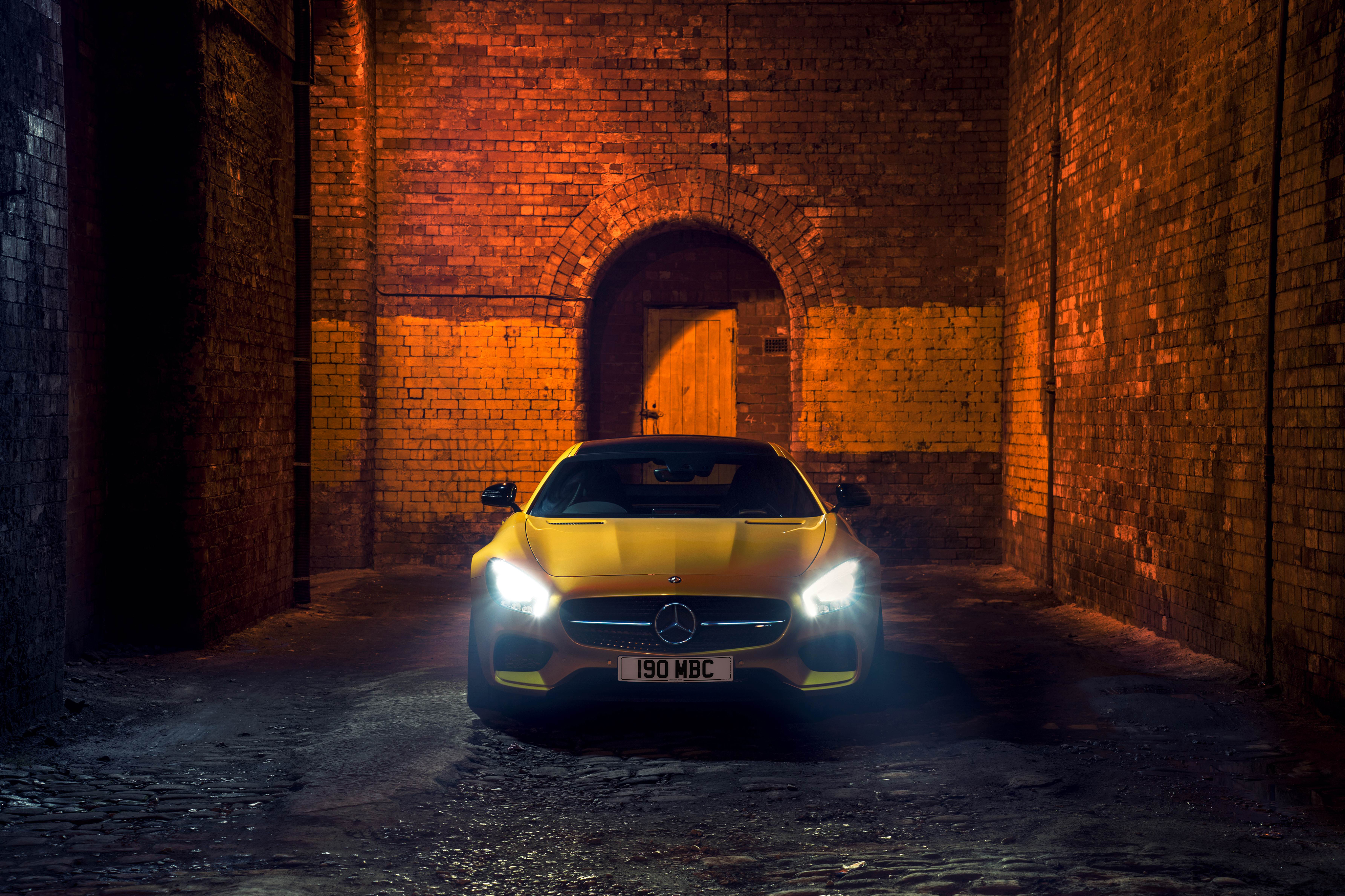 Ближний свет в городе. Mercedes Benz c 2015 желтый. Машина ночью. Машина с горящими фарами. Свет фар авто.