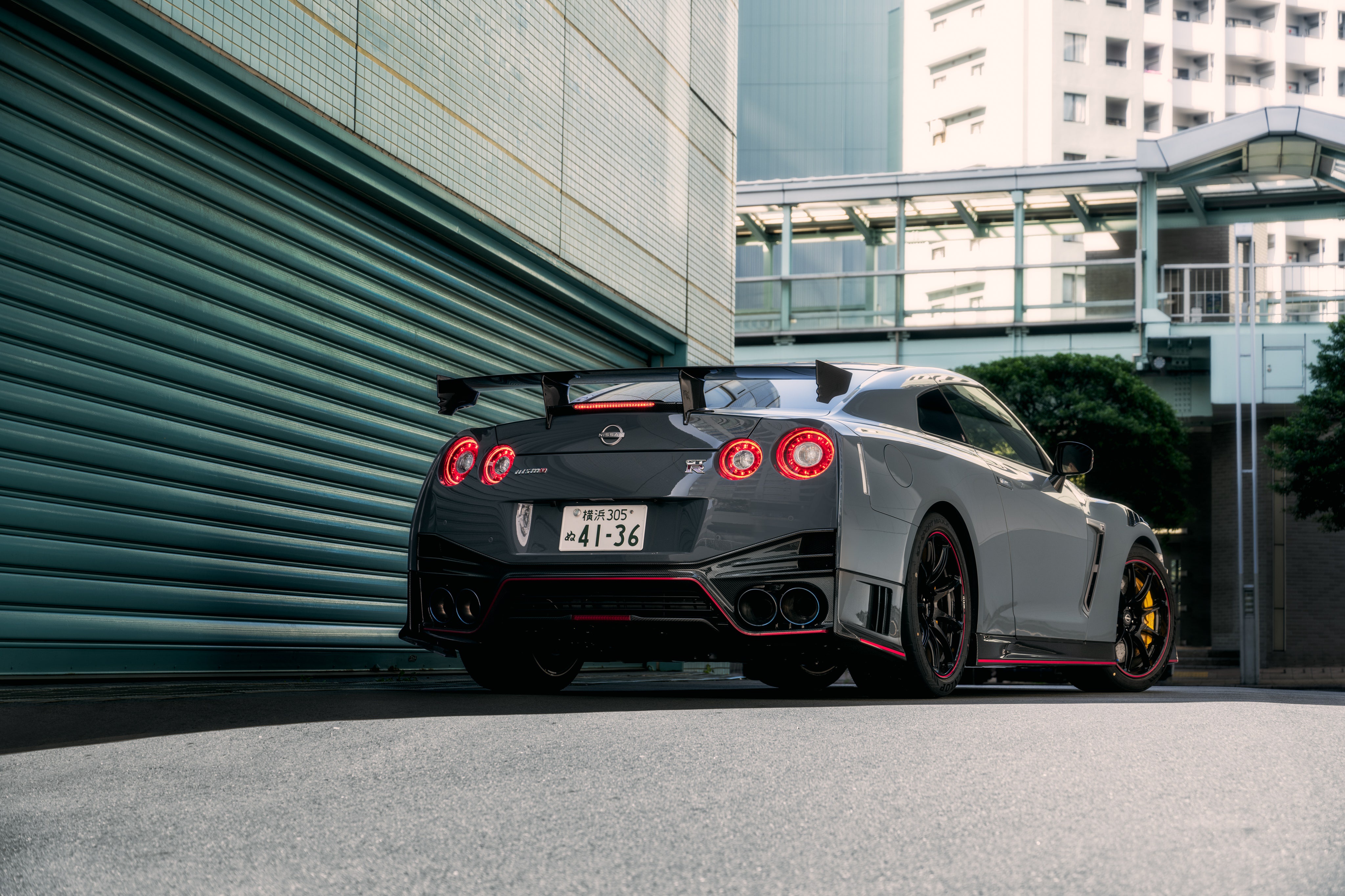 Золотой японский GTR r35