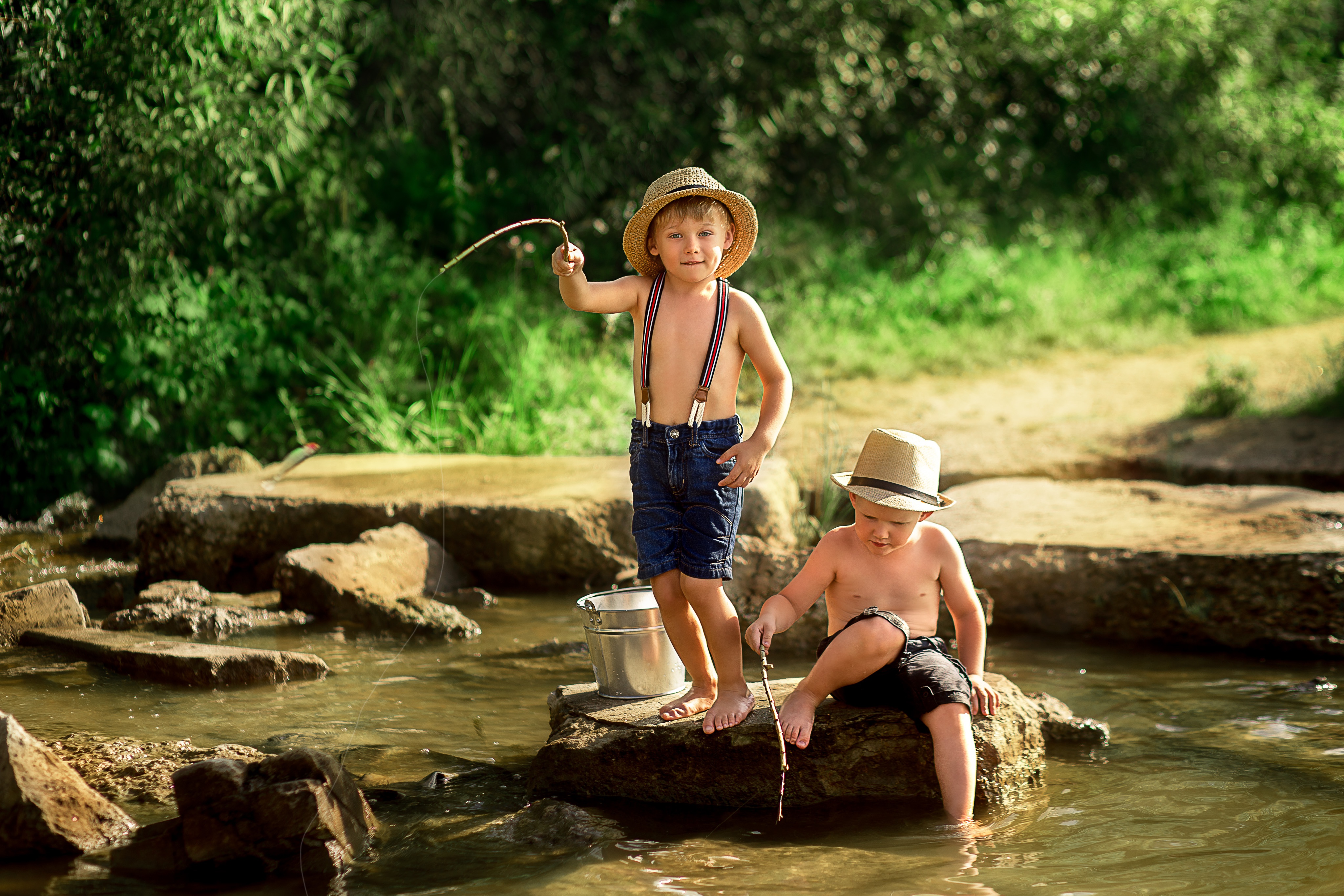 Каникулы на речке. Лето речка. Летом на речке. Мальчик на берегу реки. Дети на берегу речки.