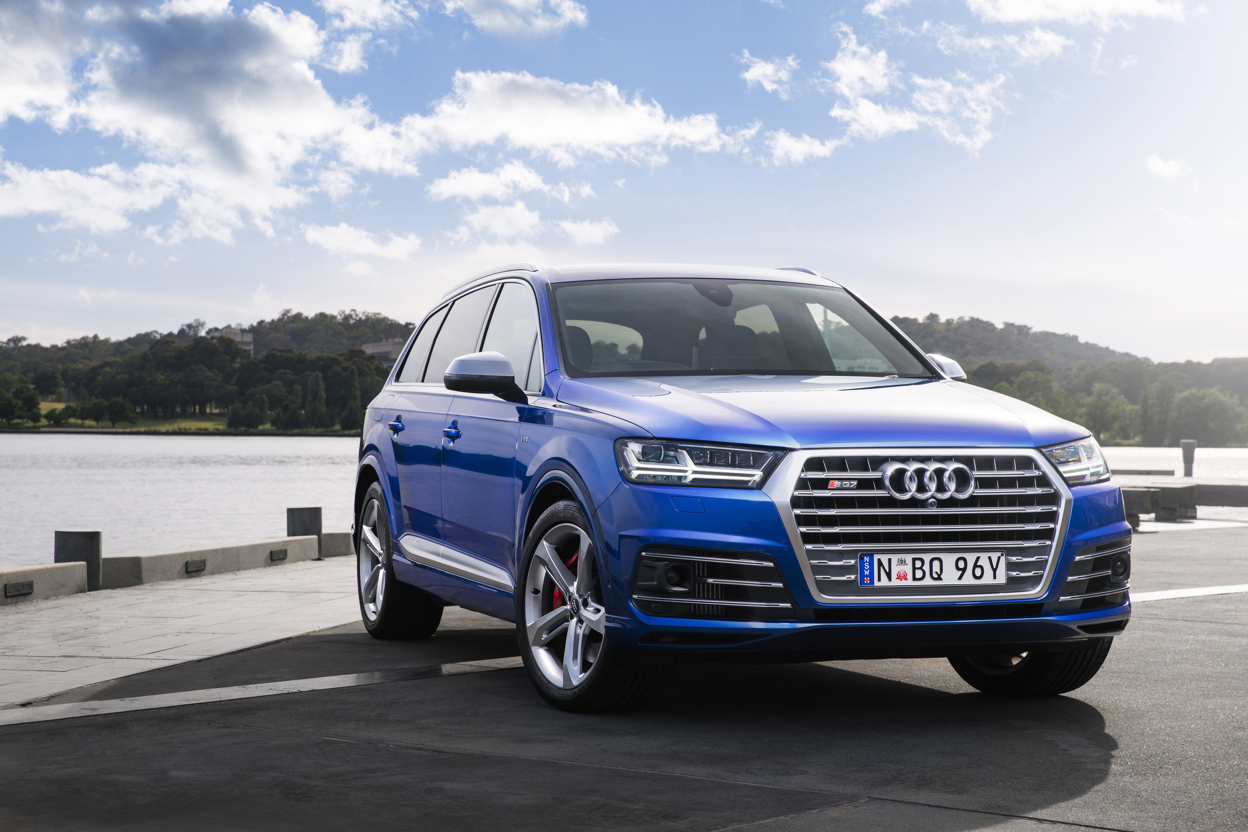 Audi sq7. Audi q7 2018 синяя. Audi sq7 TDI 2020 модель. Audi q7 2019 Blue. Ауди q7 2019 кроссовер.