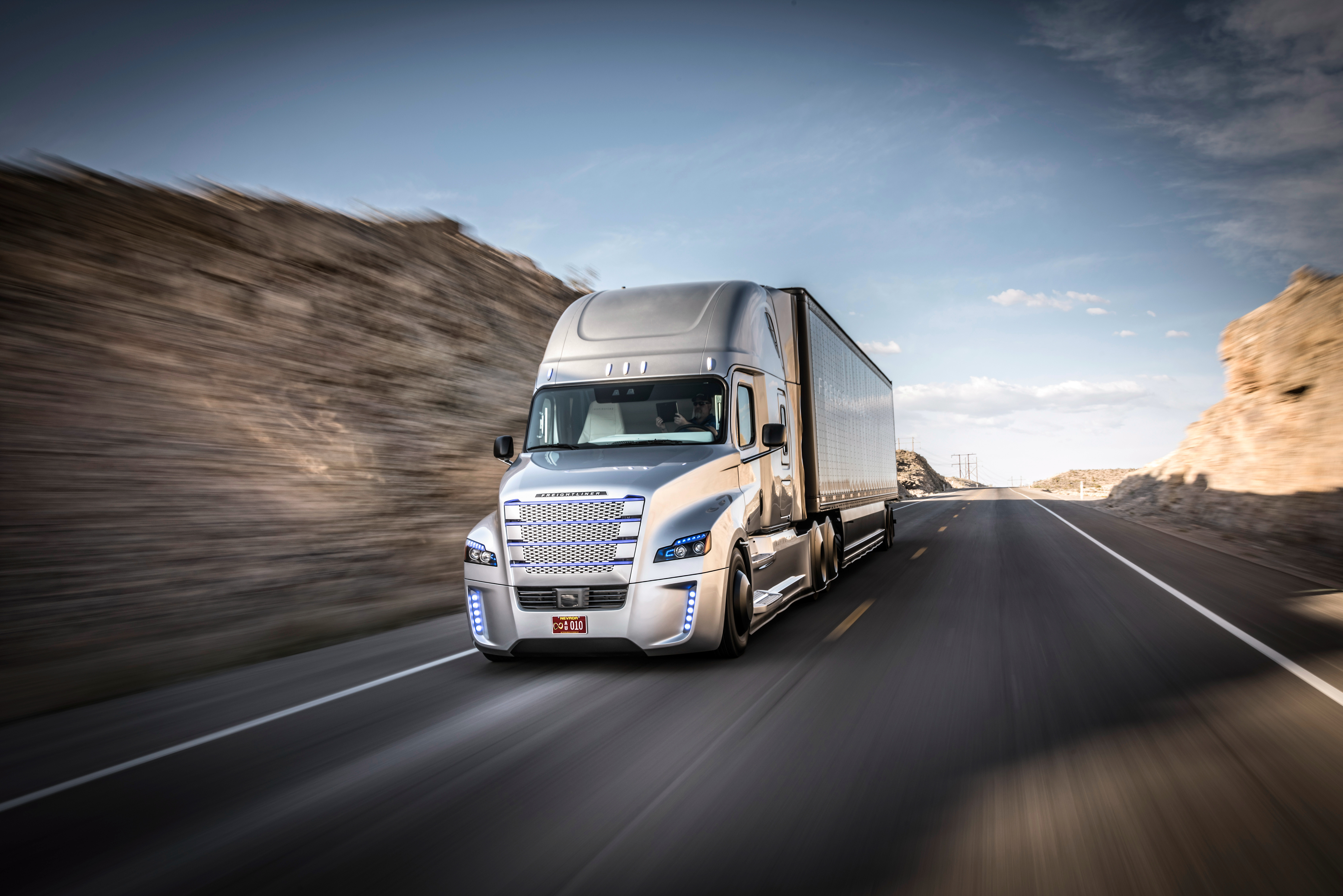 Крутой грузовик. Фредлайнер инсперейшен. Беспилотный грузовик Volvo Trucks. Freightliner moving Truck. Freightliner 2023.