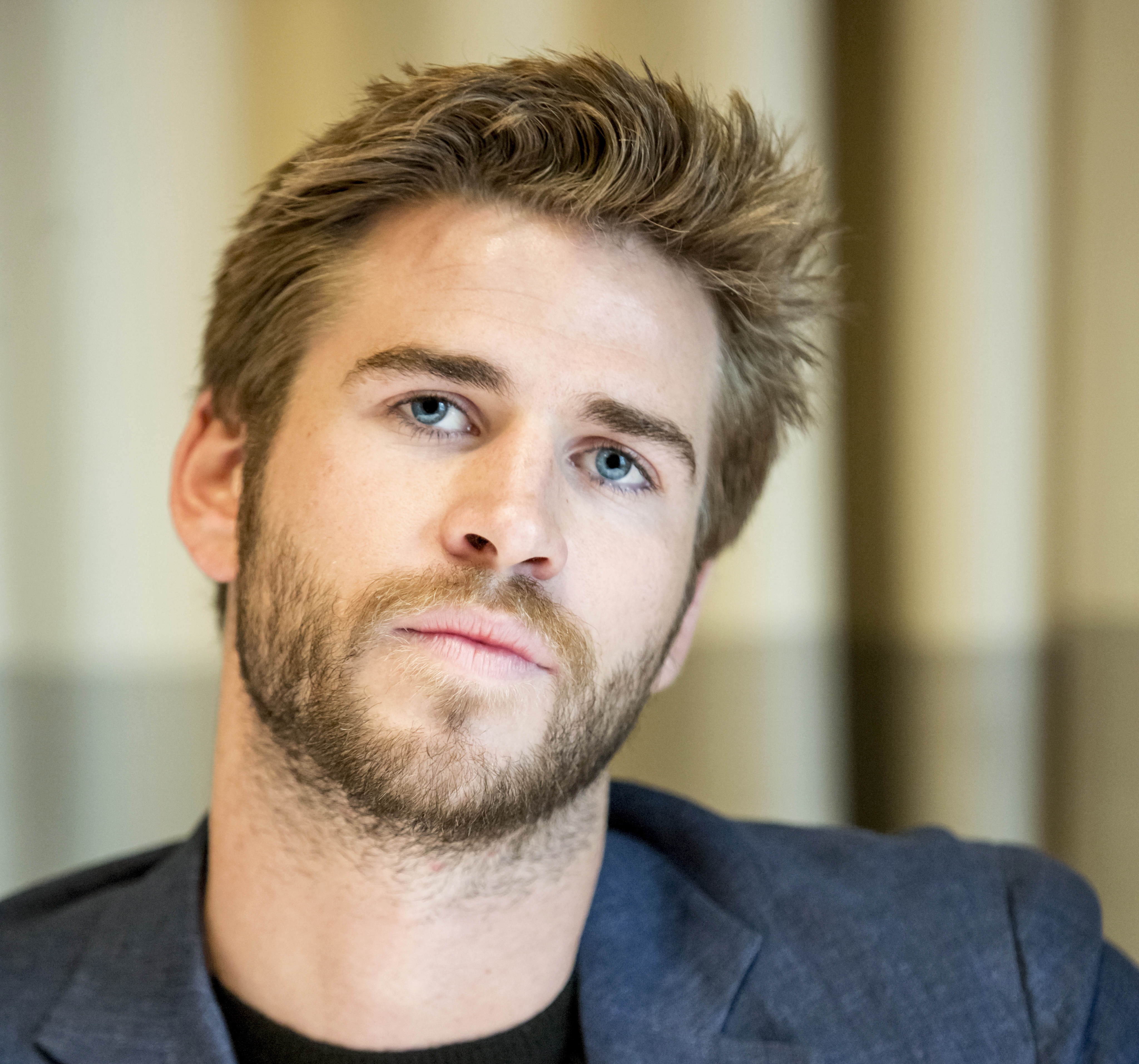 Скачать обои Лиам Хемсворт, Liam Hemsworth, на пресс-конференции фильма  Голодные игры, раздел мужчины в разрешении 4096x3828