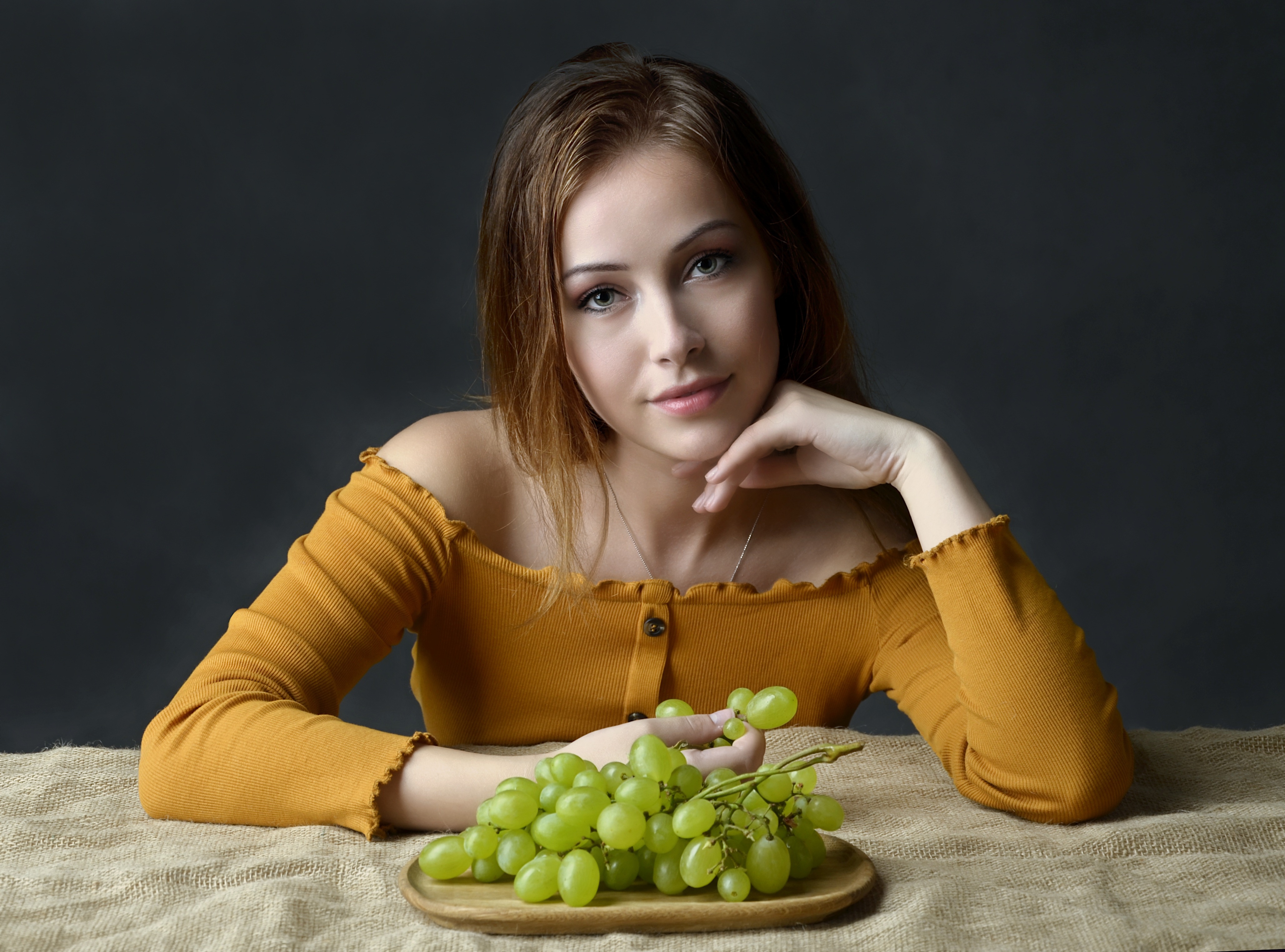 Девушка есть виноград. Красивая девушка с виноградом. Девушка ест виноград. Фотосессия с виноградом. Молодая женщина.