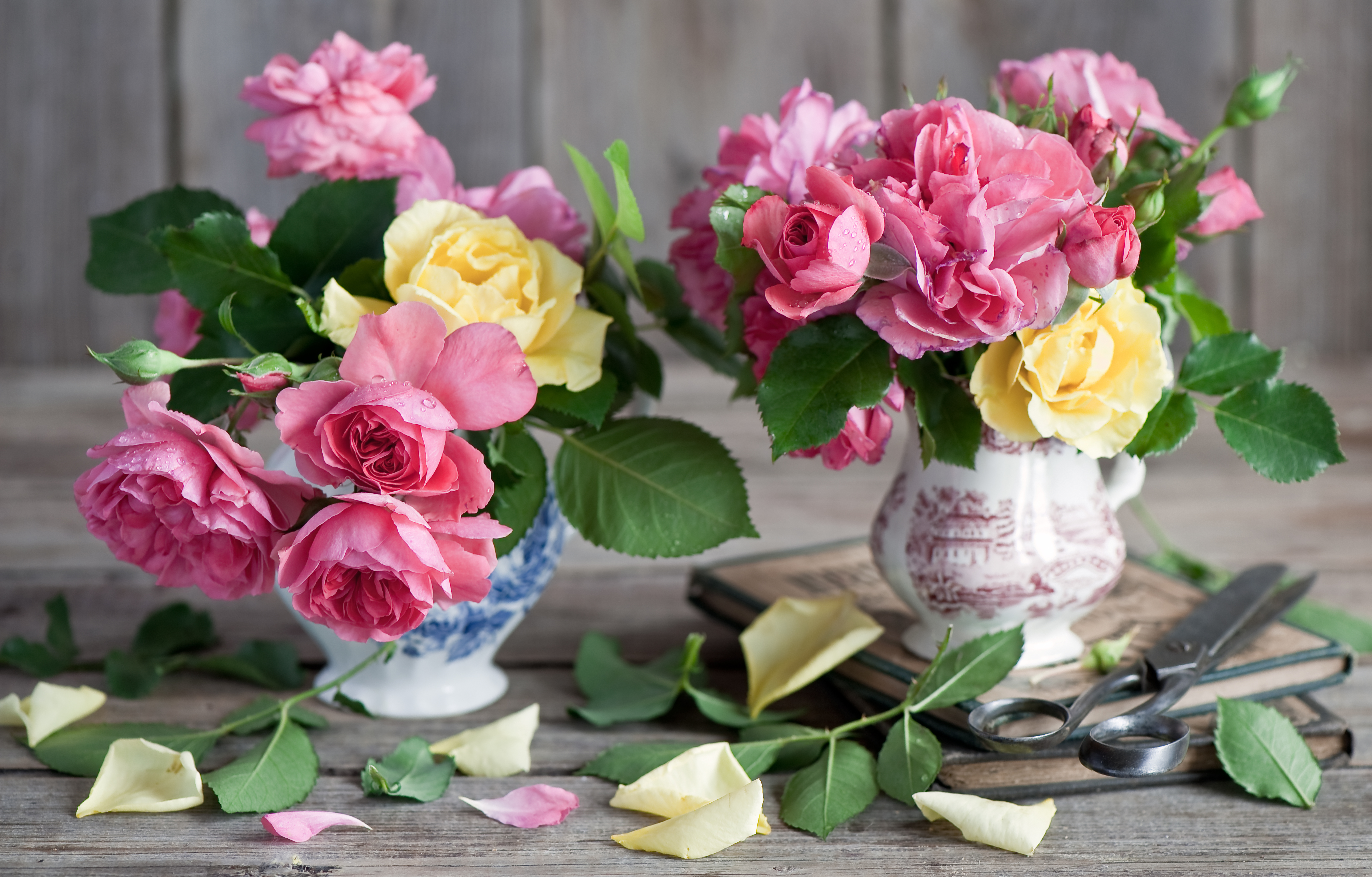 Букеты роз в вазе на столе. Шикарные цветы в вазе. Красивый букет цветов в вазе. Розы в вазе.