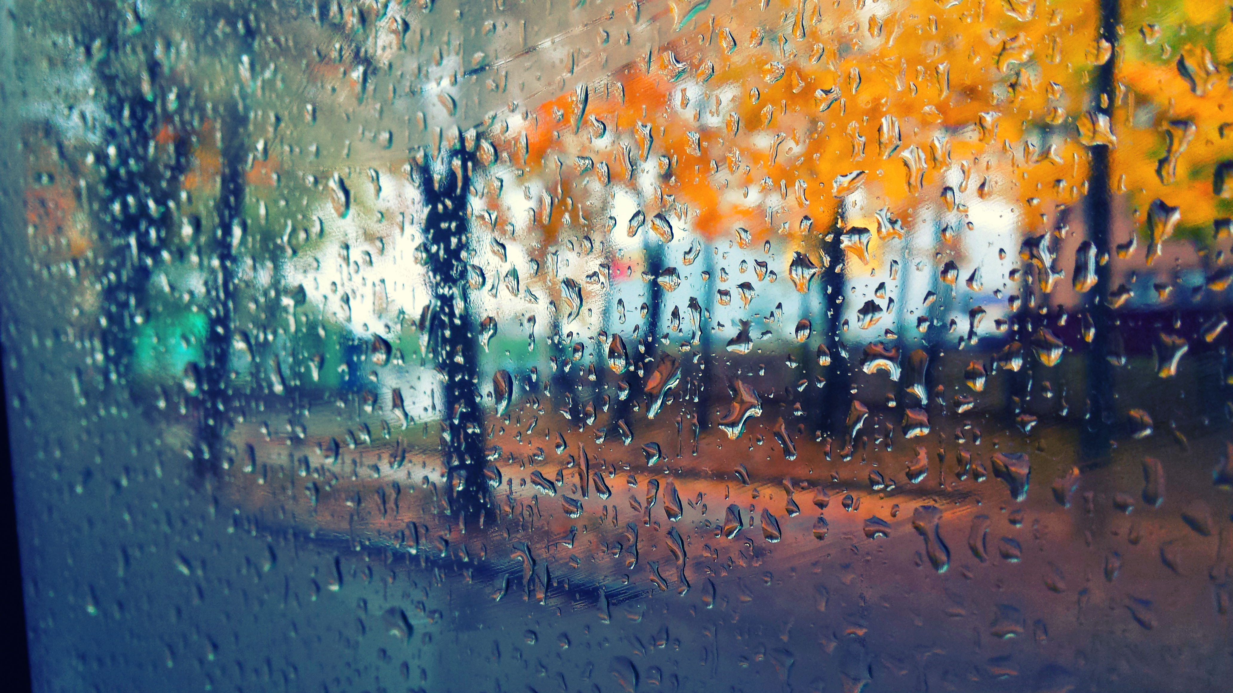 Дождик крупный. Капли на стекле. Дождливая осень. Осень дождь. Капли дождя на окне.