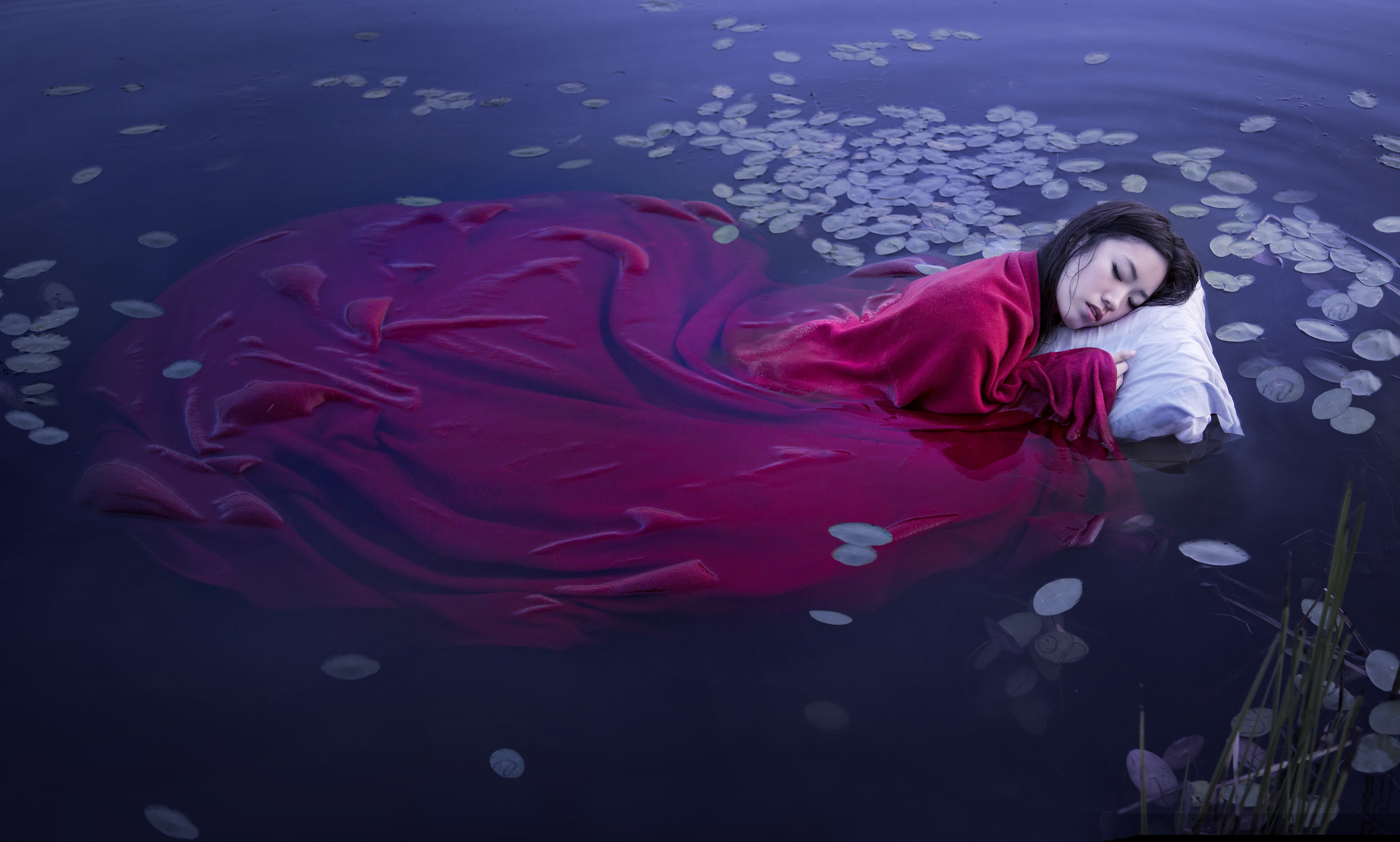 Японские спящие девушка. Девушка лежит в воде. Фотосессия в воде. Девушка под водой. Фотосессия под водой.
