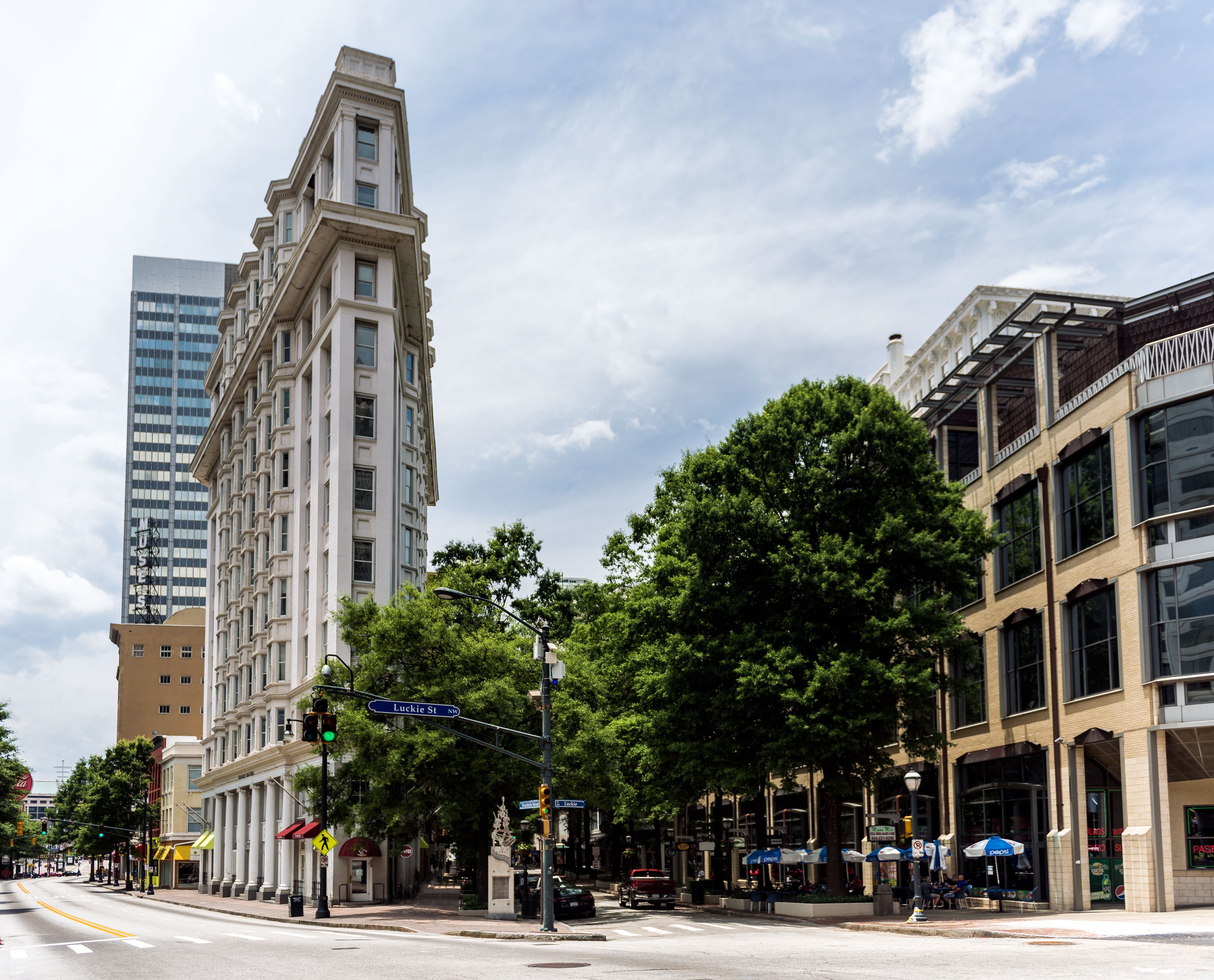 Здание с улицы. Атланта Джорджия улицы. Georgia Flatiron building, Atlanta. Дом в Атланте Джорджия. Джорджия Атланты Главная улица.