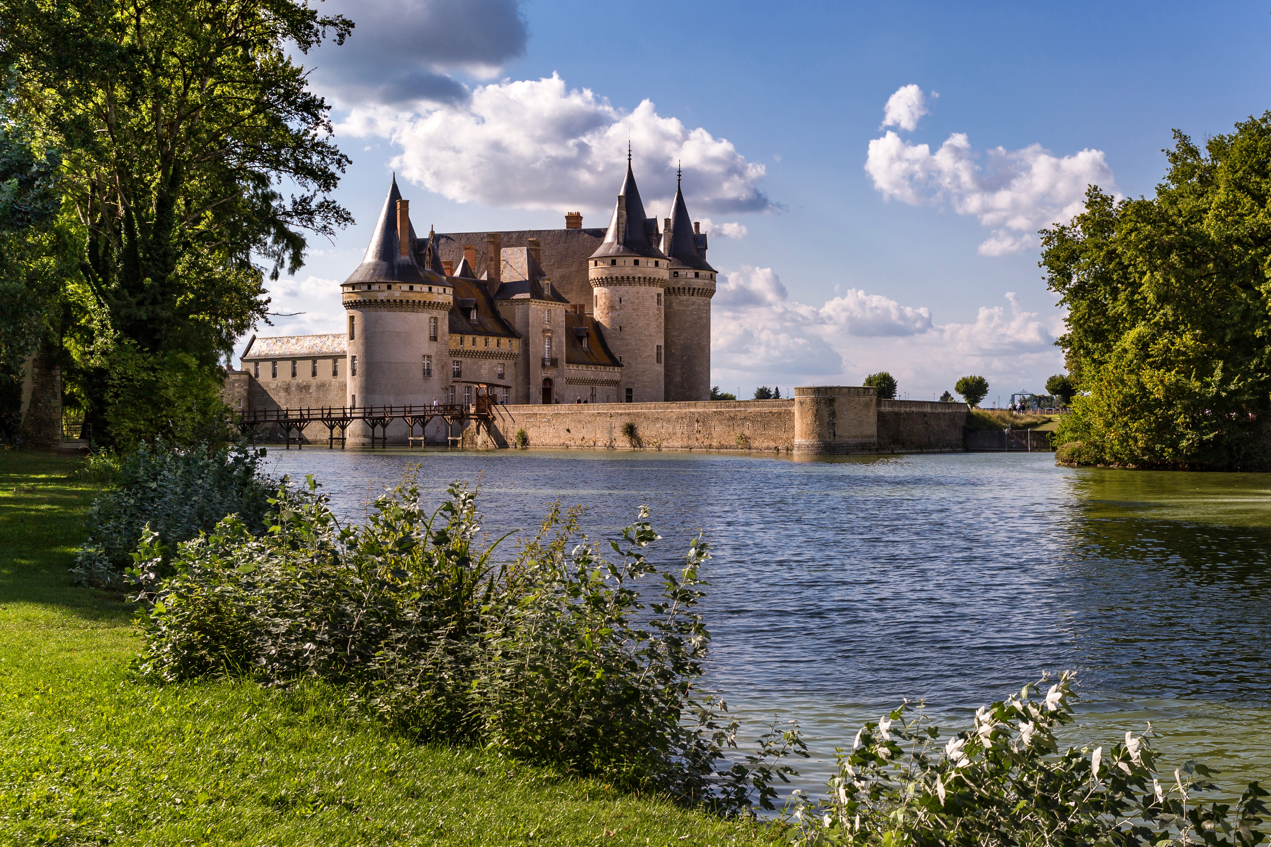 Обои на стол замки. Замок Сюлли Франция. Средневековый замок Сюлли-сюр-Луар Франция. Замок ла Клейет Франция. Замок Шато дю нозе Франция.