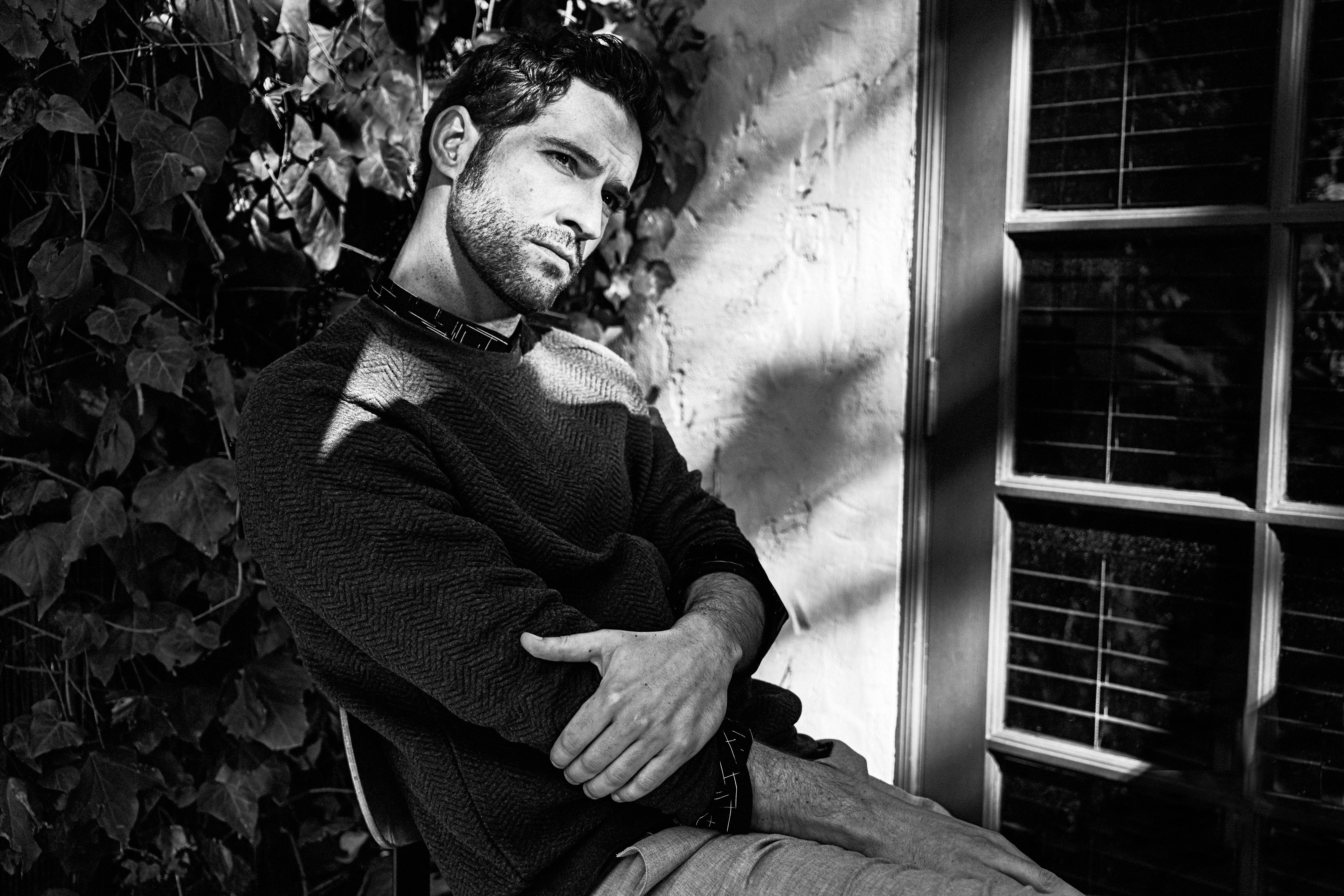 Тома уайт. Tom Ellis. Том Эллис Люцифер чб. Том Эллис фото. Том Эллис чб.