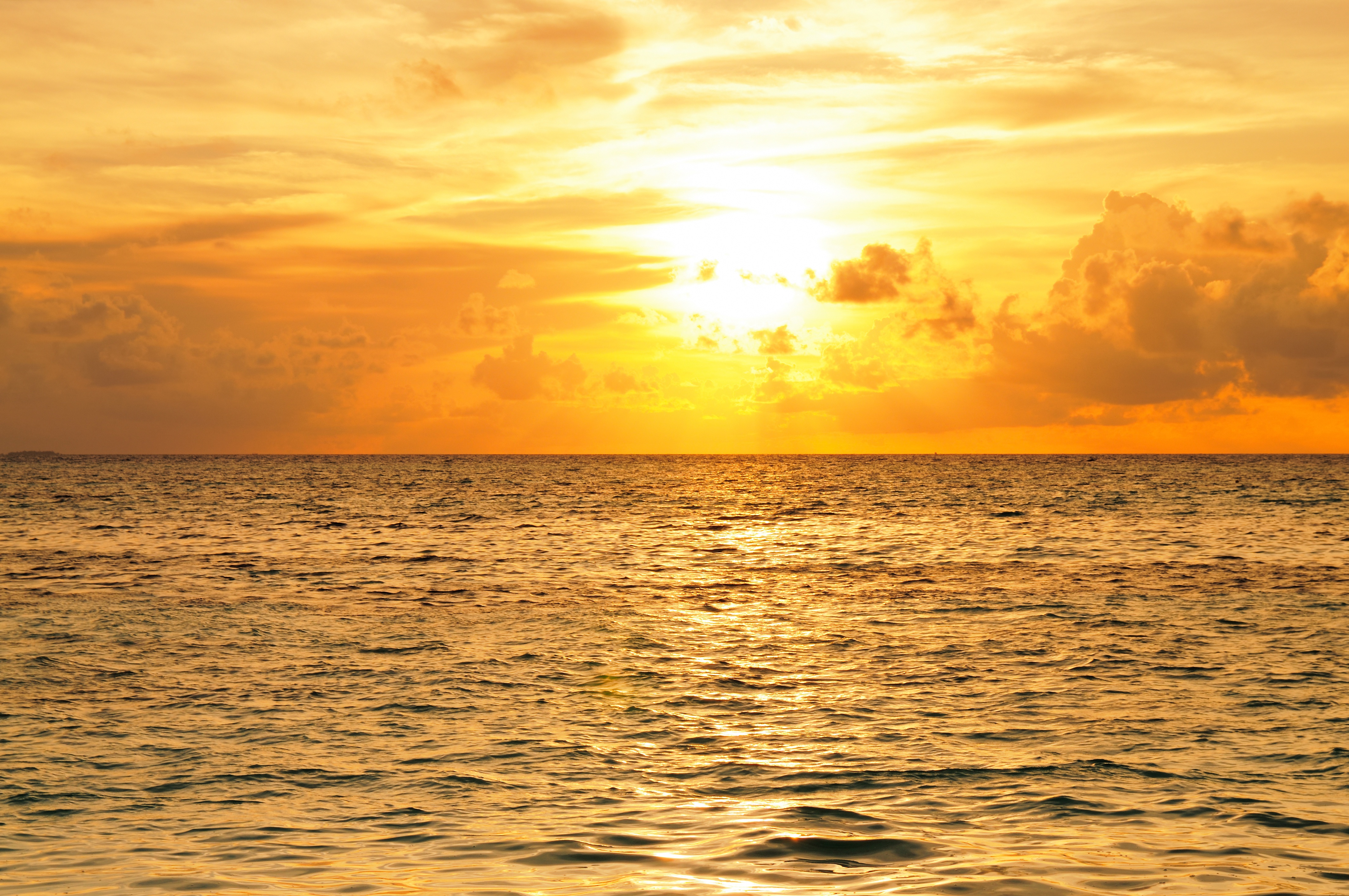 Солнечное небо на море. Рассвет на море. Рассвет над морем. Восход солнца на море. Желтый рассвет на море.